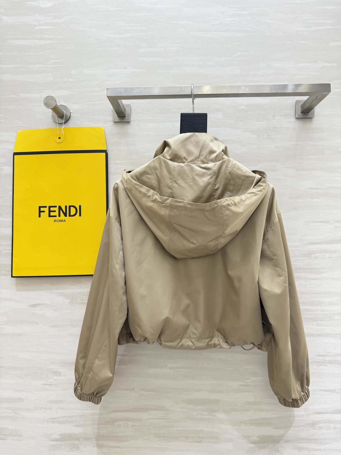 #FEND♡²⁵新款 时髦风连帽外套 logo提花内里定制超软糯亲肤风衣面料 很适合夏日穿搭 帅气又拉风