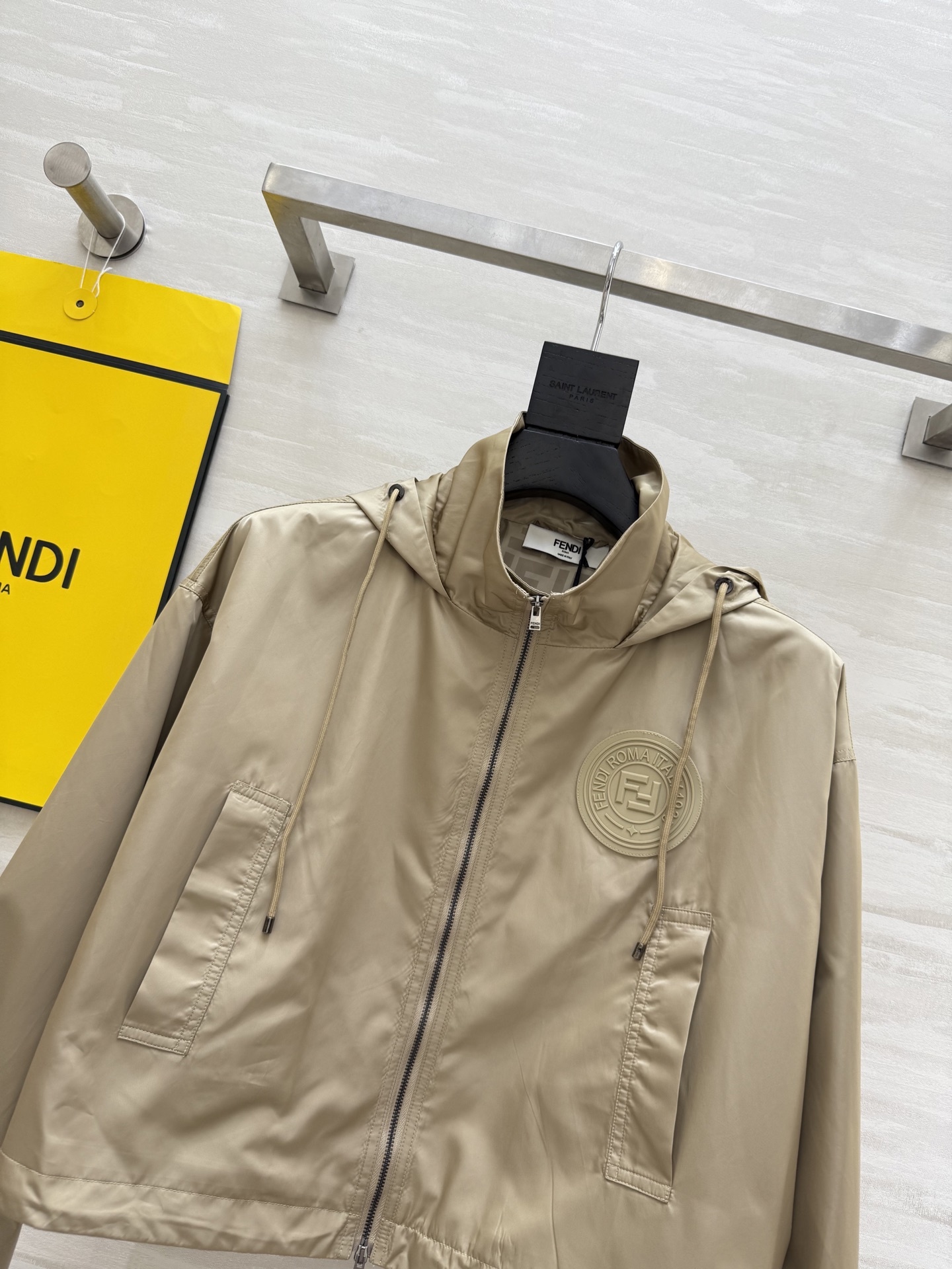 #FEND♡²⁵新款 时髦风连帽外套 logo提花内里定制超软糯亲肤风衣面料 很适合夏日穿搭 帅气又拉风