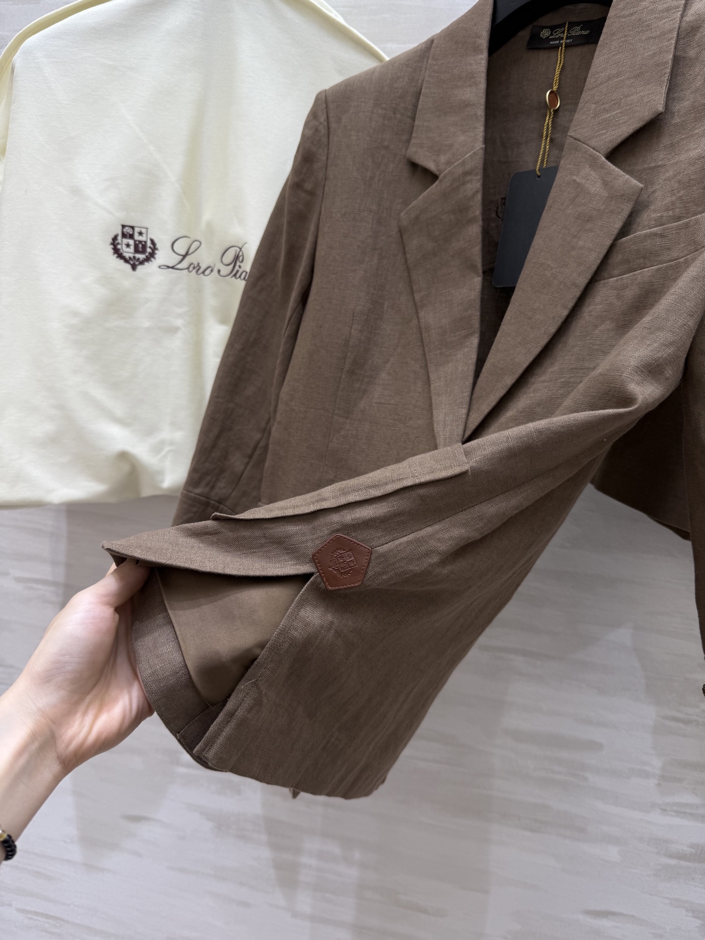 #LP²⁵新款 撞色翻袖 英伦风亚麻套装 双侧皮标装饰精致高级 立体流畅利落剪裁自带复古氛围感 采用百分