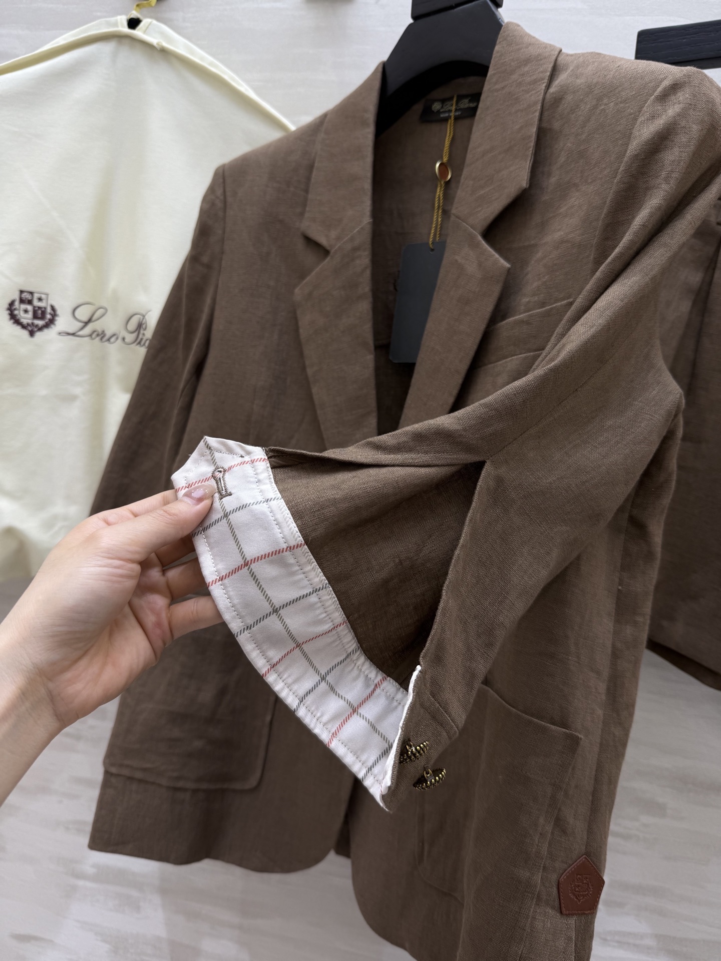 #LP²⁵新款 撞色翻袖 英伦风亚麻套装 双侧皮标装饰精致高级 立体流畅利落剪裁自带复古氛围感 采用百分