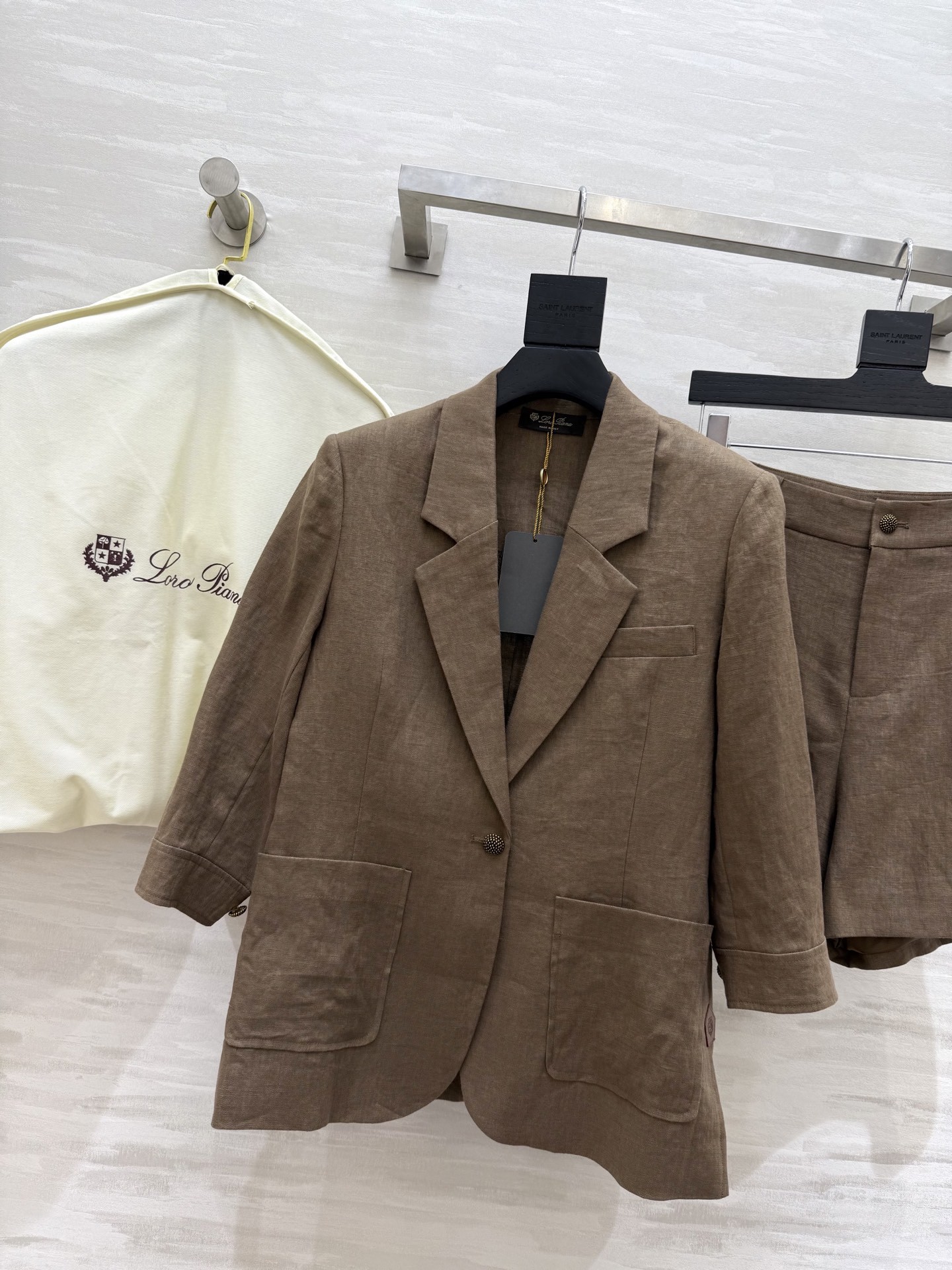 #LP²⁵新款 撞色翻袖 英伦风亚麻套装 双侧皮标装饰精致高级 立体流畅利落剪裁自带复古氛围感 采用百分