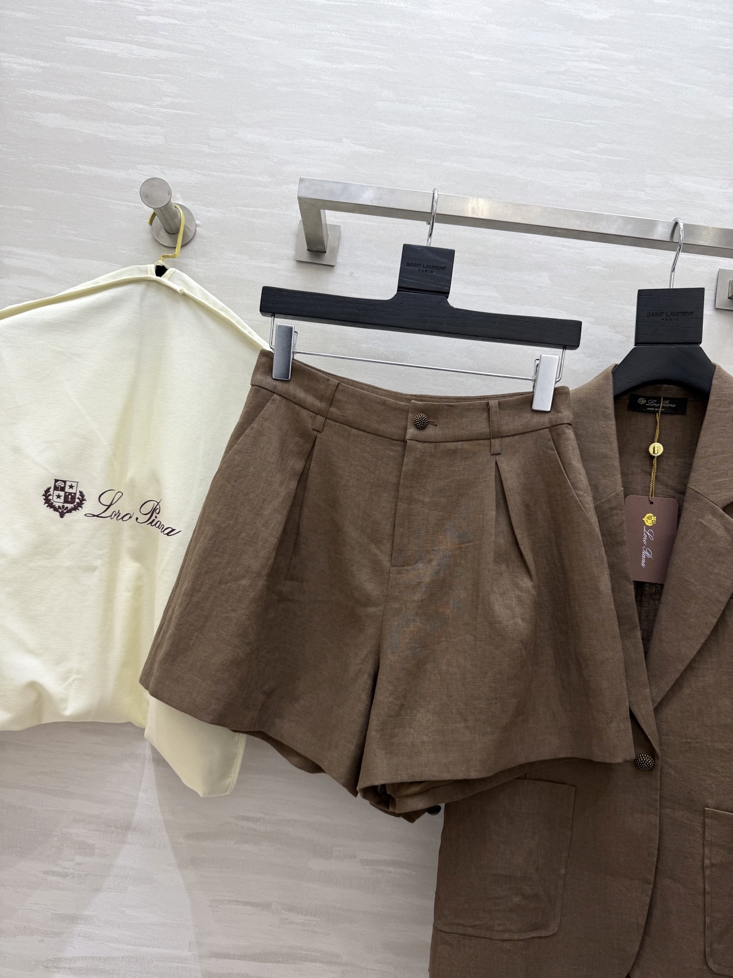 #LP²⁵新款 撞色翻袖 英伦风亚麻套装 双侧皮标装饰精致高级 立体流畅利落剪裁自带复古氛围感 采用百分