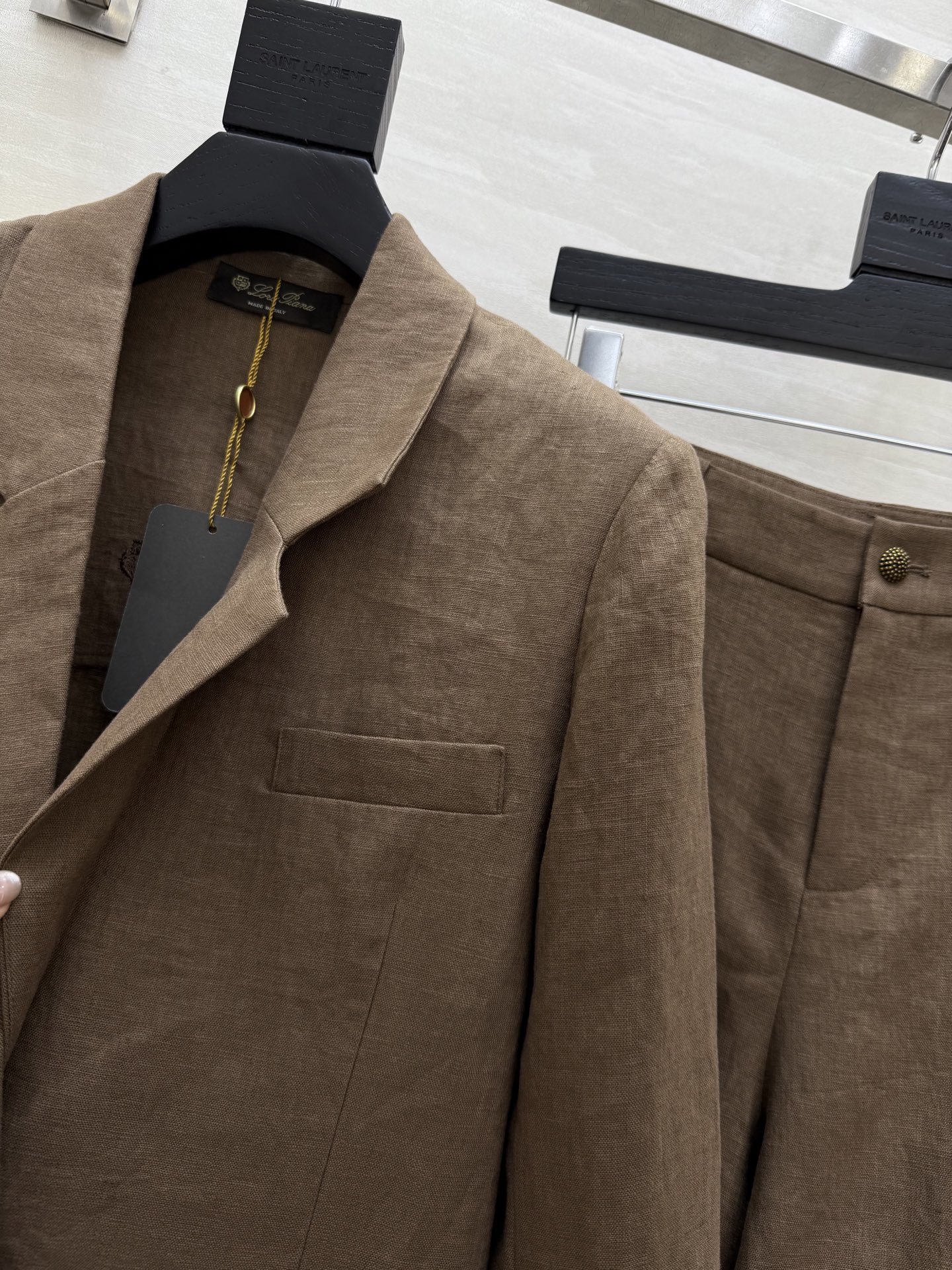 #LP²⁵新款 撞色翻袖 英伦风亚麻套装 双侧皮标装饰精致高级 立体流畅利落剪裁自带复古氛围感 采用百分