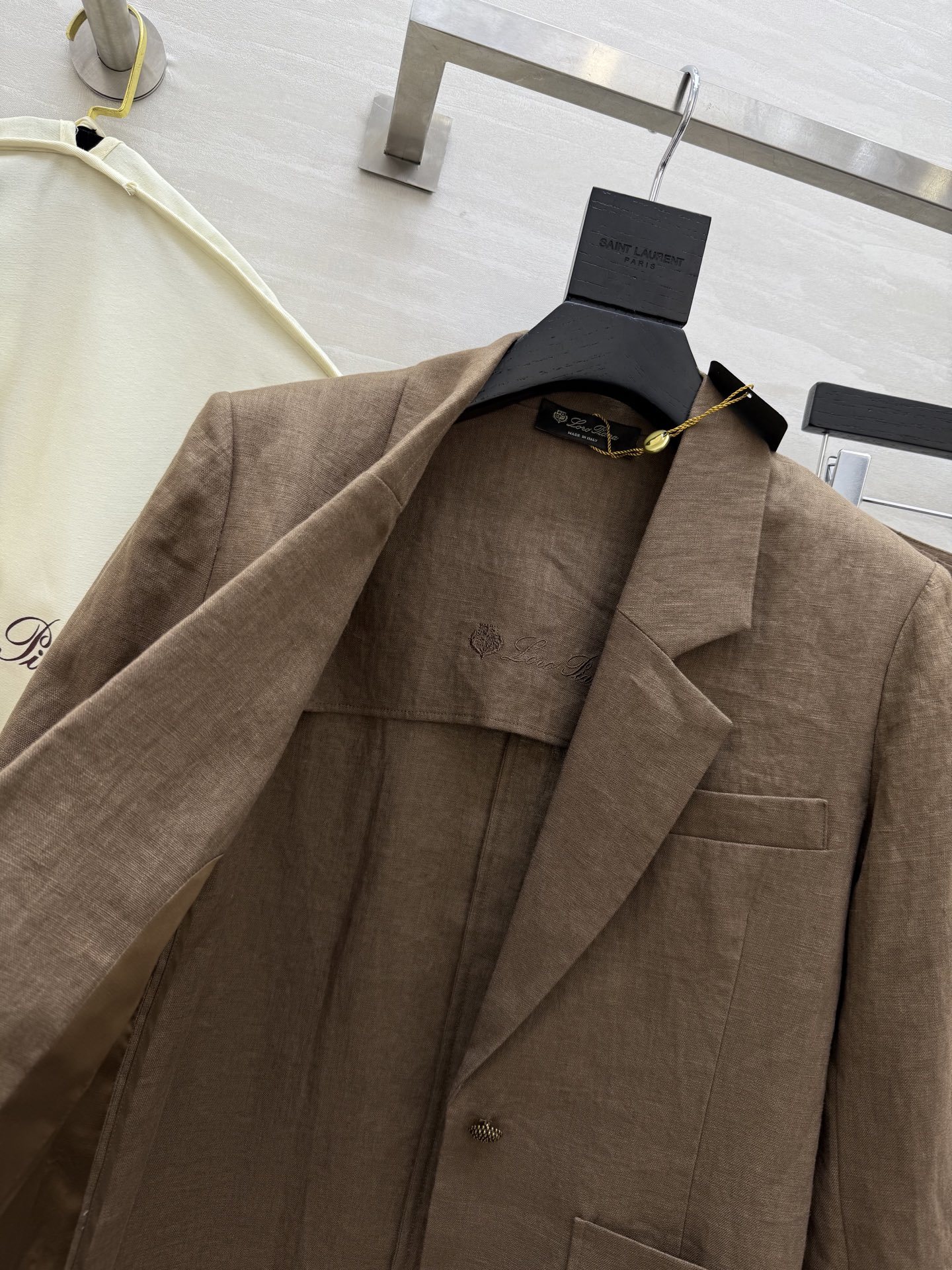 #LP²⁵新款 撞色翻袖 英伦风亚麻套装 双侧皮标装饰精致高级 立体流畅利落剪裁自带复古氛围感 采用百分