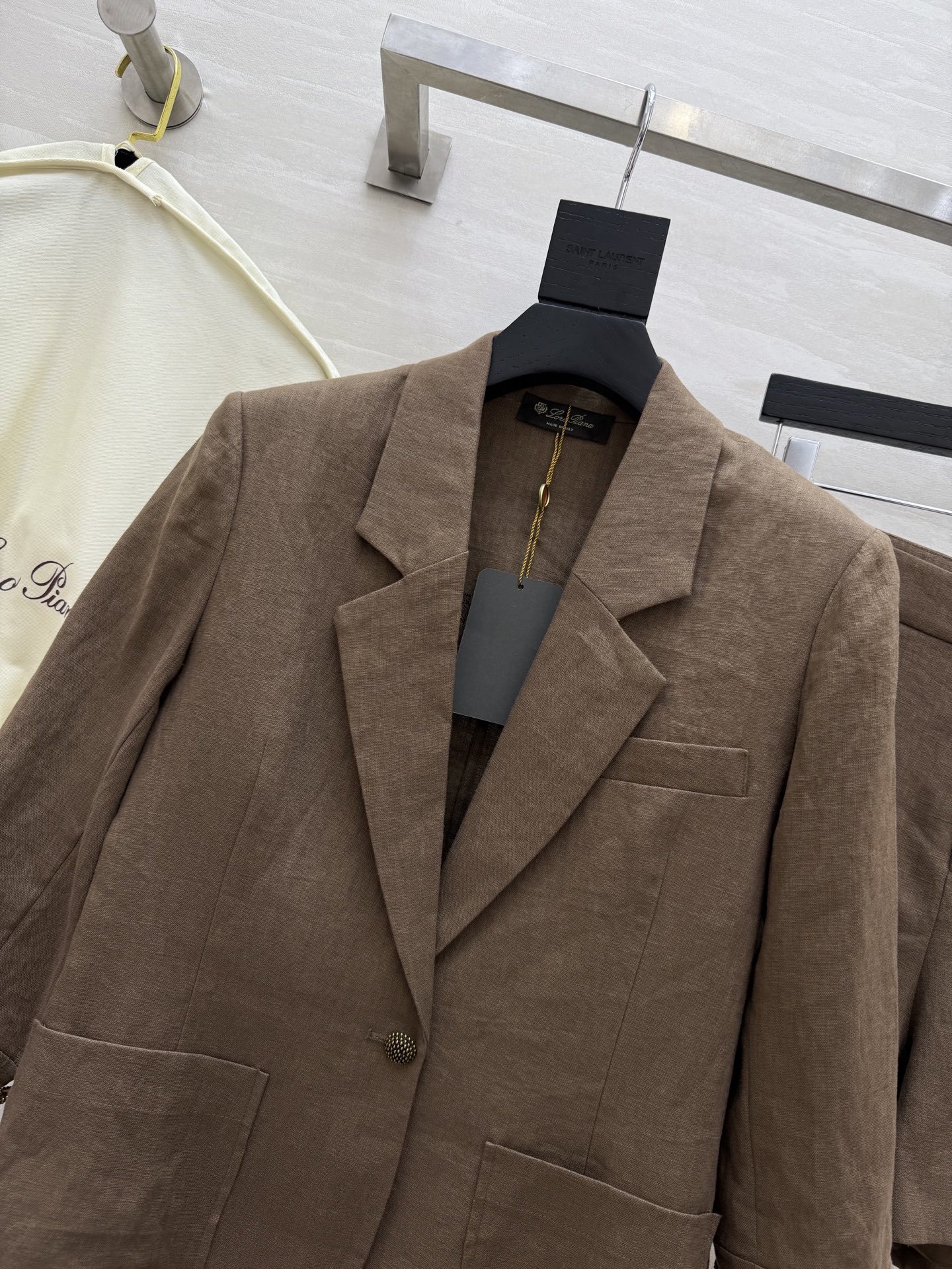 #LP²⁵新款 撞色翻袖 英伦风亚麻套装 双侧皮标装饰精致高级 立体流畅利落剪裁自带复古氛围感 采用百分