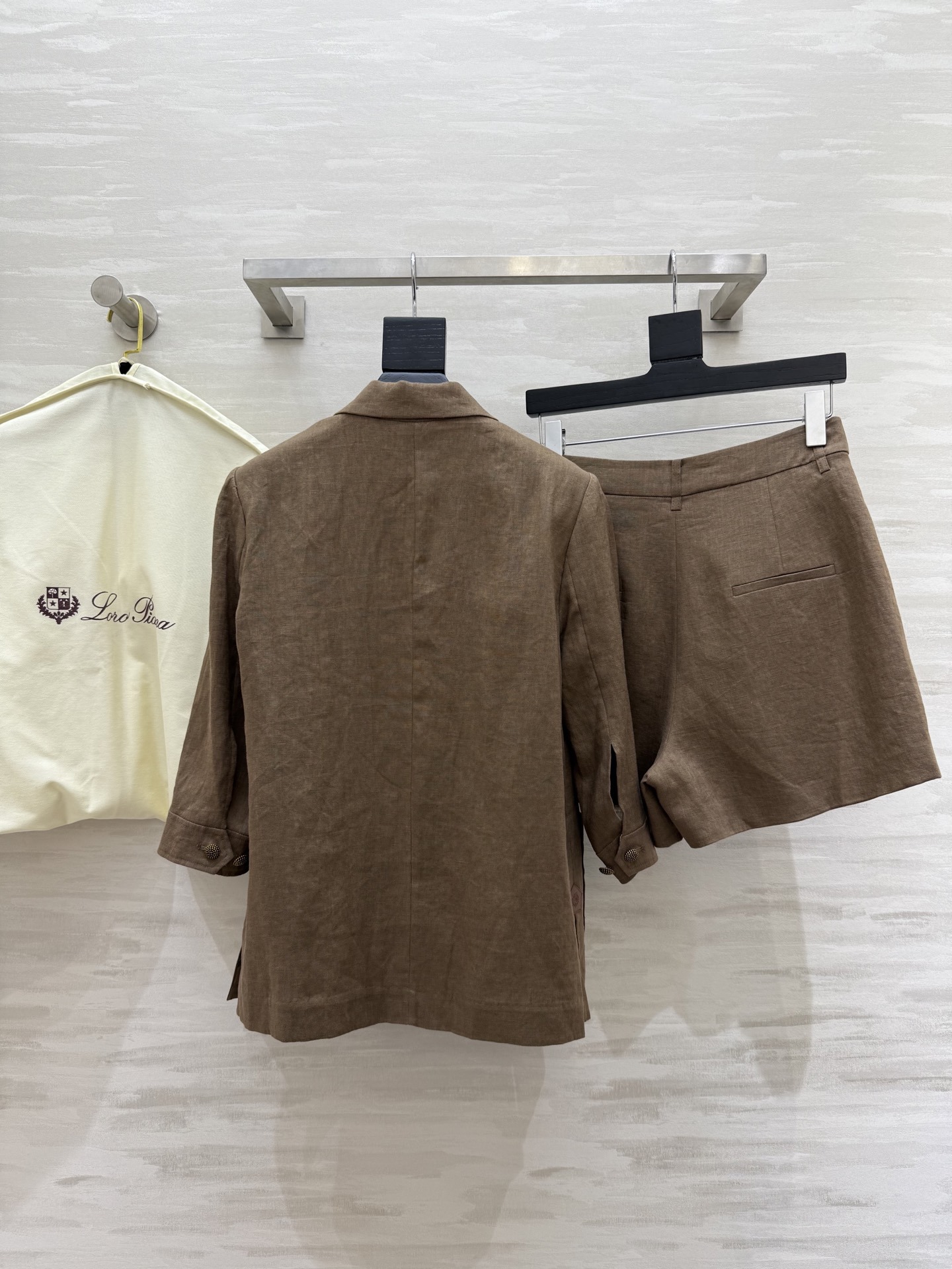 #LP²⁵新款 撞色翻袖 英伦风亚麻套装 双侧皮标装饰精致高级 立体流畅利落剪裁自带复古氛围感 采用百分