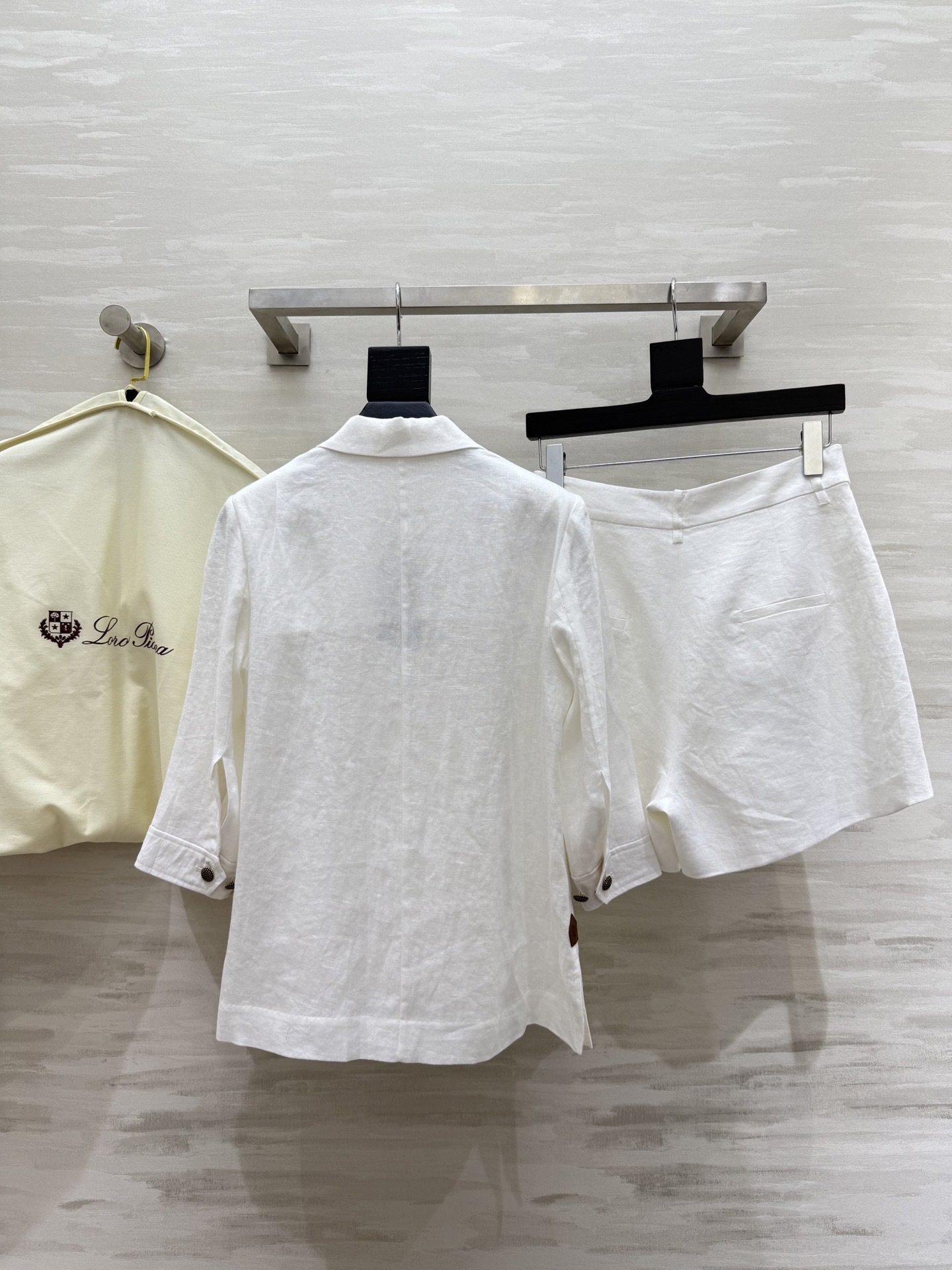 #LP²⁵新款 撞色翻袖 英伦风亚麻套装 双侧皮标装饰精致高级 立体流畅利落剪裁自带复古氛围感 采用百分