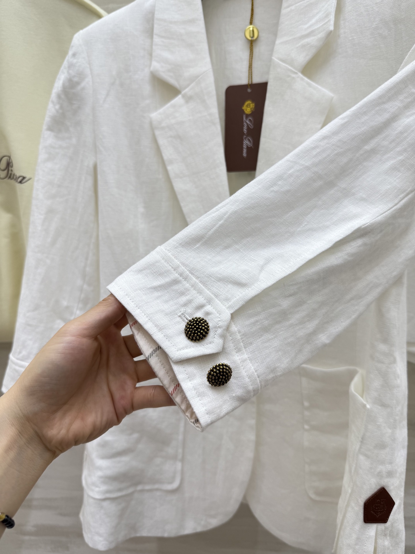 #LP²⁵新款 撞色翻袖 英伦风亚麻套装 双侧皮标装饰精致高级 立体流畅利落剪裁自带复古氛围感 采用百分