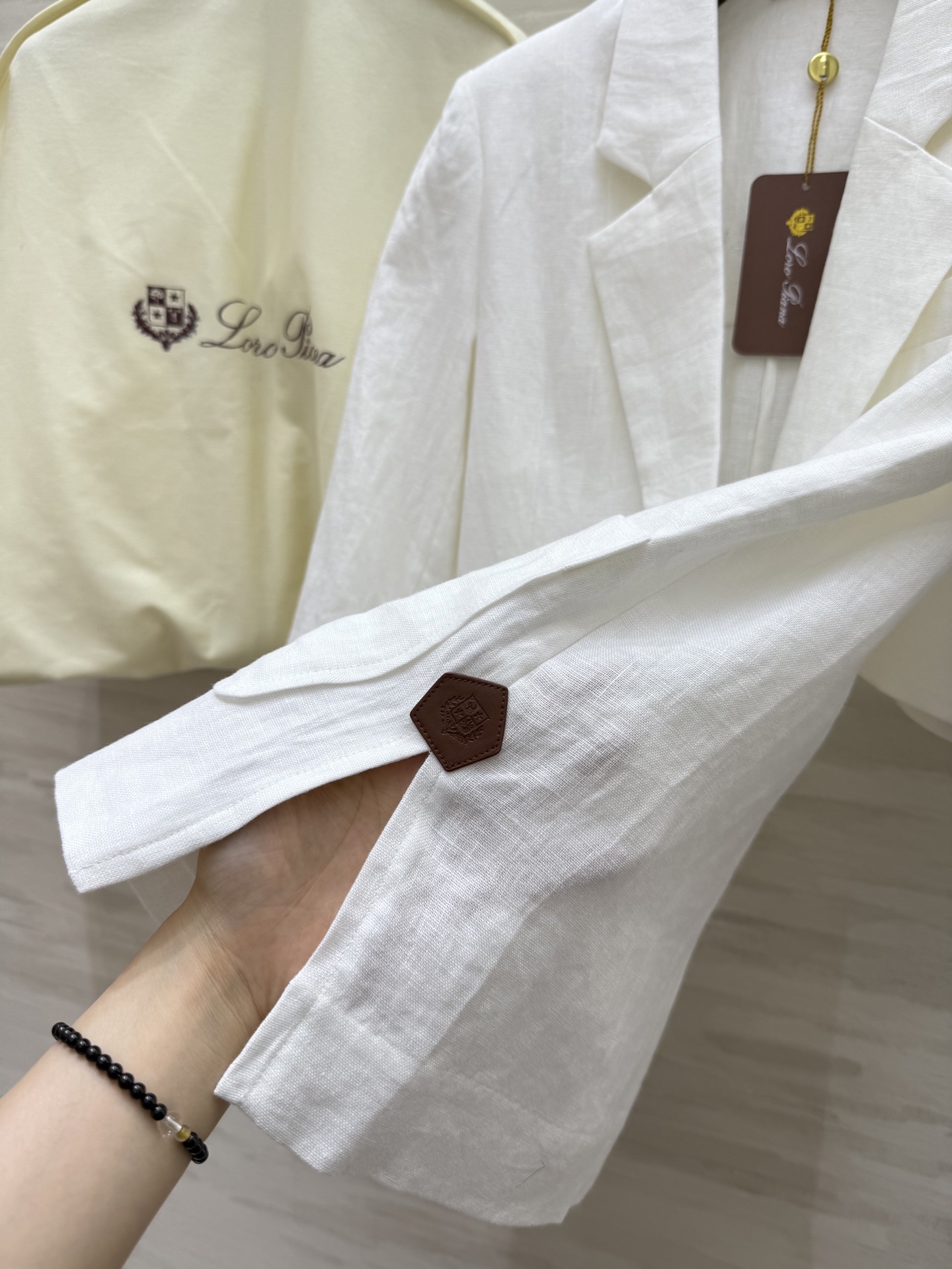 #LP²⁵新款 撞色翻袖 英伦风亚麻套装 双侧皮标装饰精致高级 立体流畅利落剪裁自带复古氛围感 采用百分