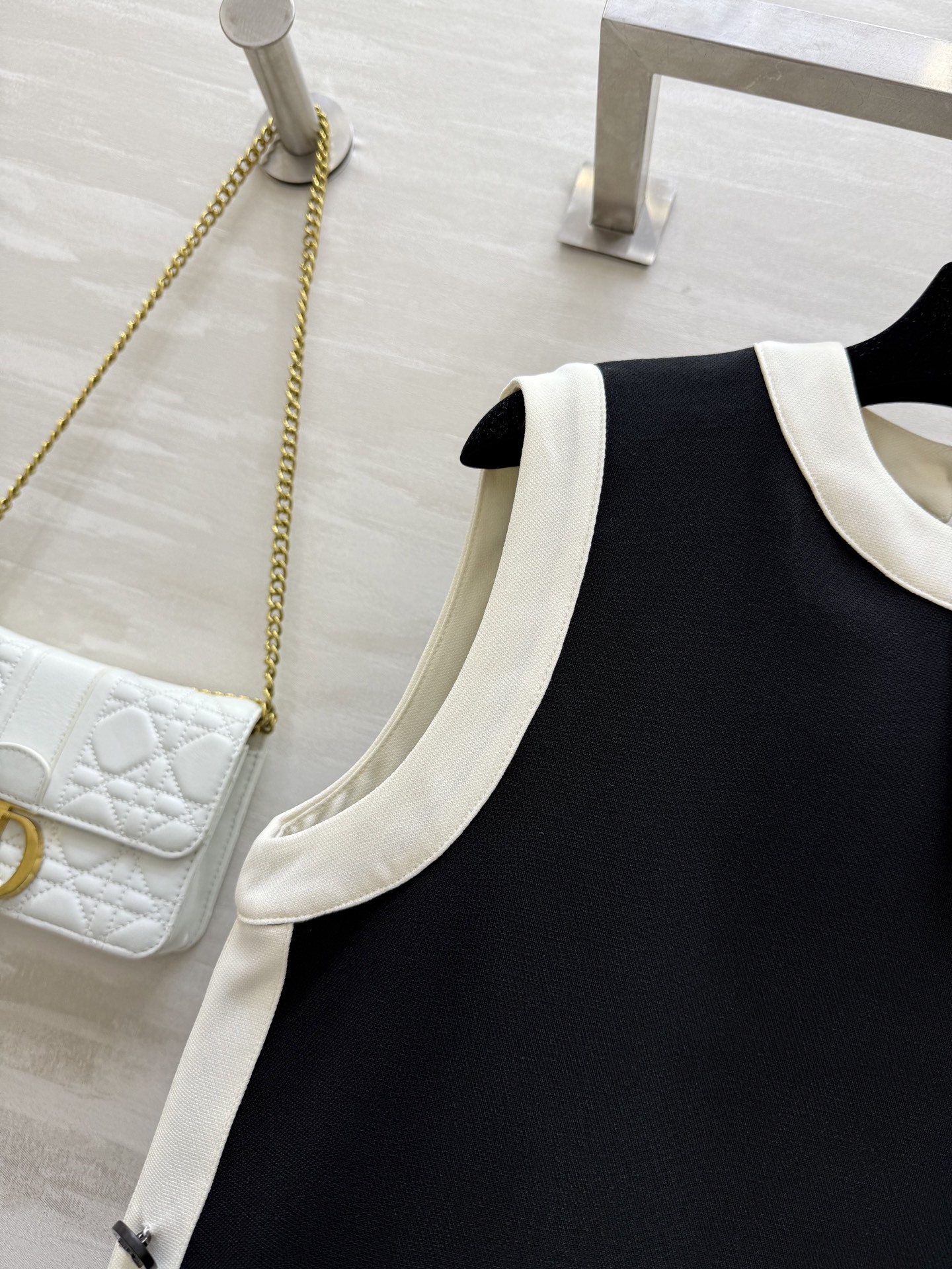 #DIO♡²⁵新款 经典黑白配色 圆领无袖连衣裙 H版型剪裁百搭不挑人 法式优雅气质上身显瘦又高挑 幸运