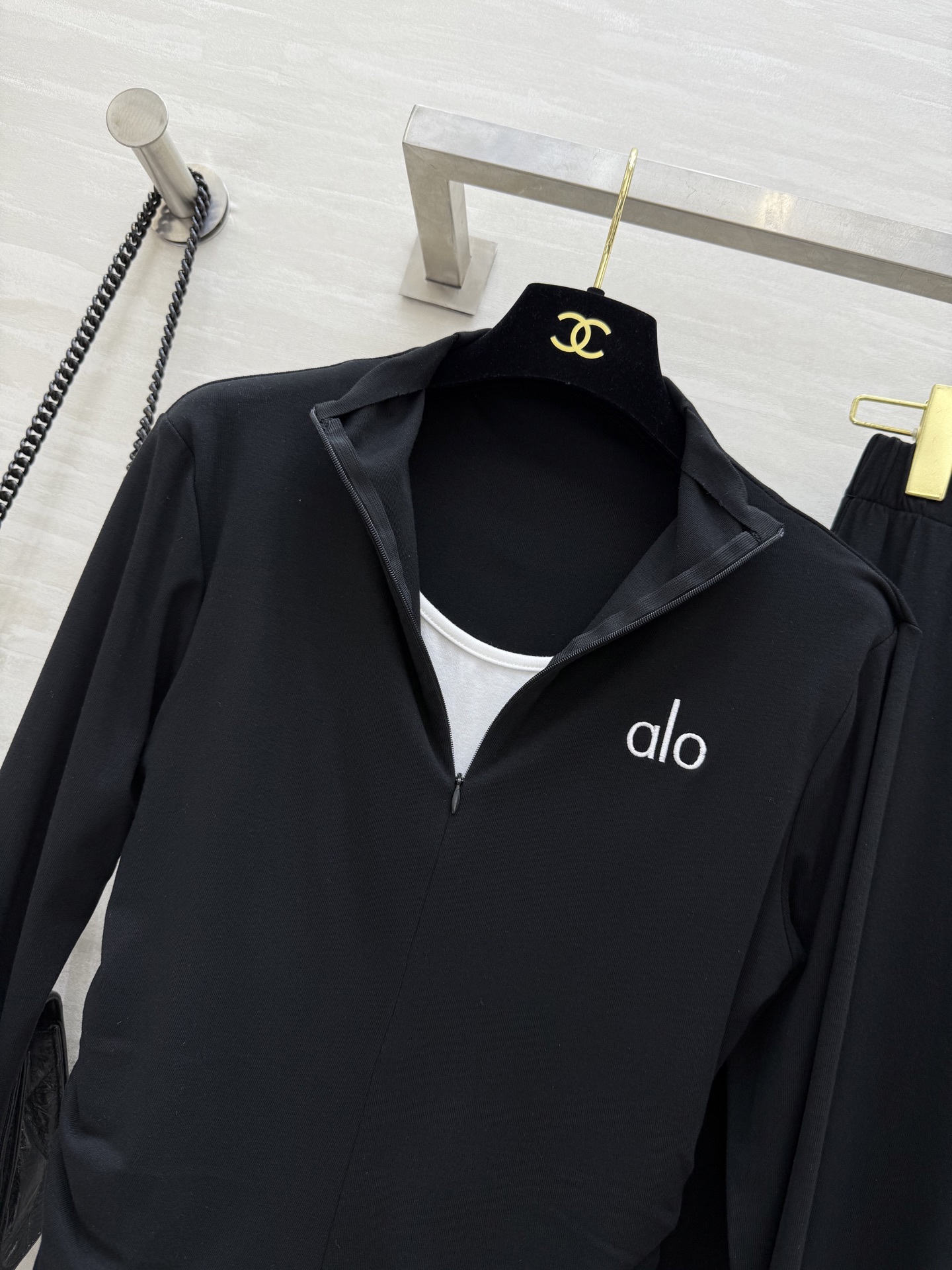 alo²⁵黑白撞色休闲套装 非常显白不挑人喔  一套实物好看惨了 上身自然显瘦!现货首发size:S/M