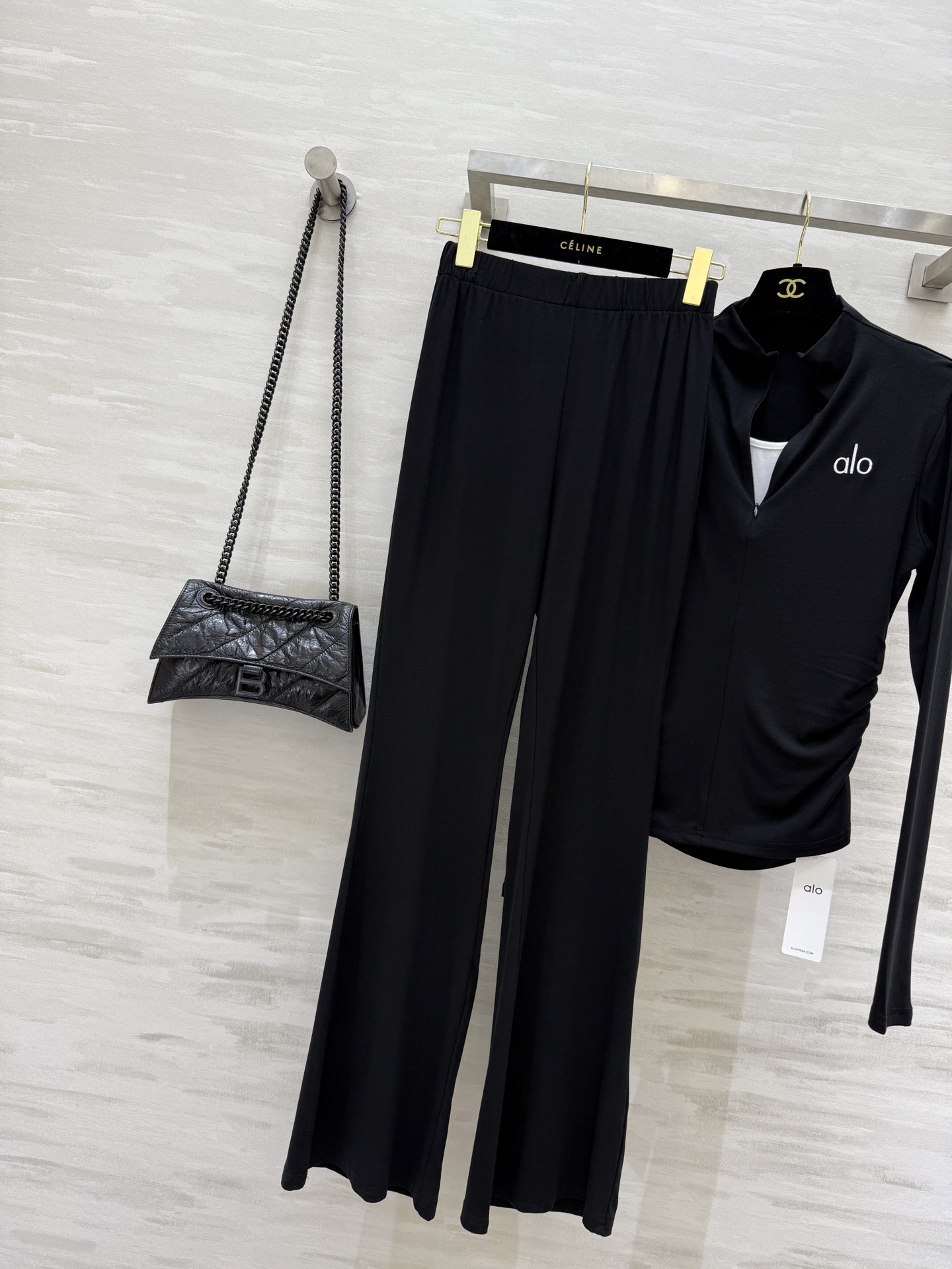 alo²⁵黑白撞色休闲套装 非常显白不挑人喔  一套实物好看惨了 上身自然显瘦!现货首发size:S/M