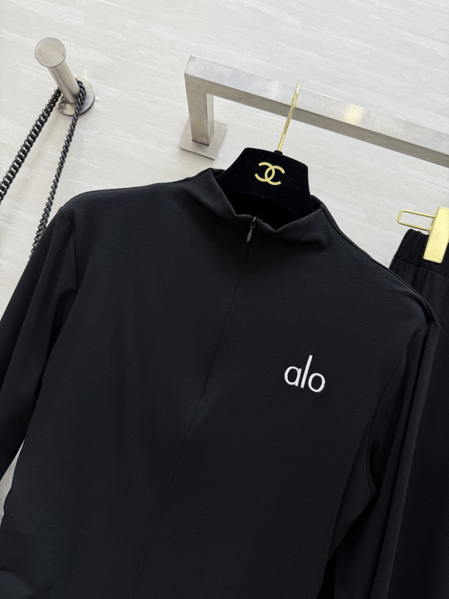 alo²⁵黑白撞色休闲套装 非常显白不挑人喔  一套实物好看惨了 上身自然显瘦!现货首发size:S/M