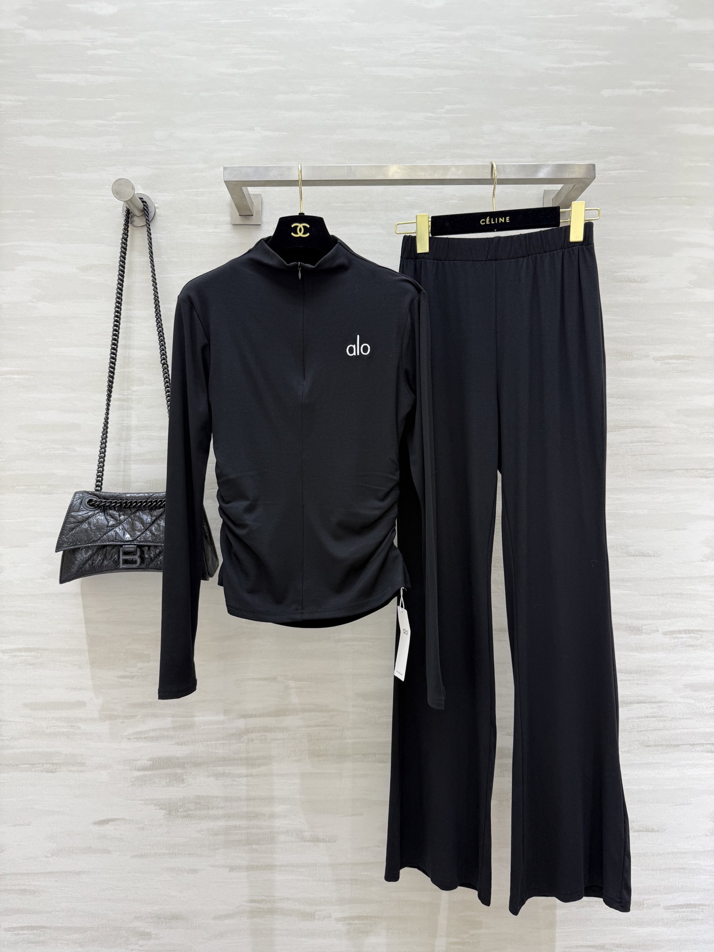 alo²⁵黑白撞色休闲套装 非常显白不挑人喔  一套实物好看惨了 上身自然显瘦！现货首发size：S/M