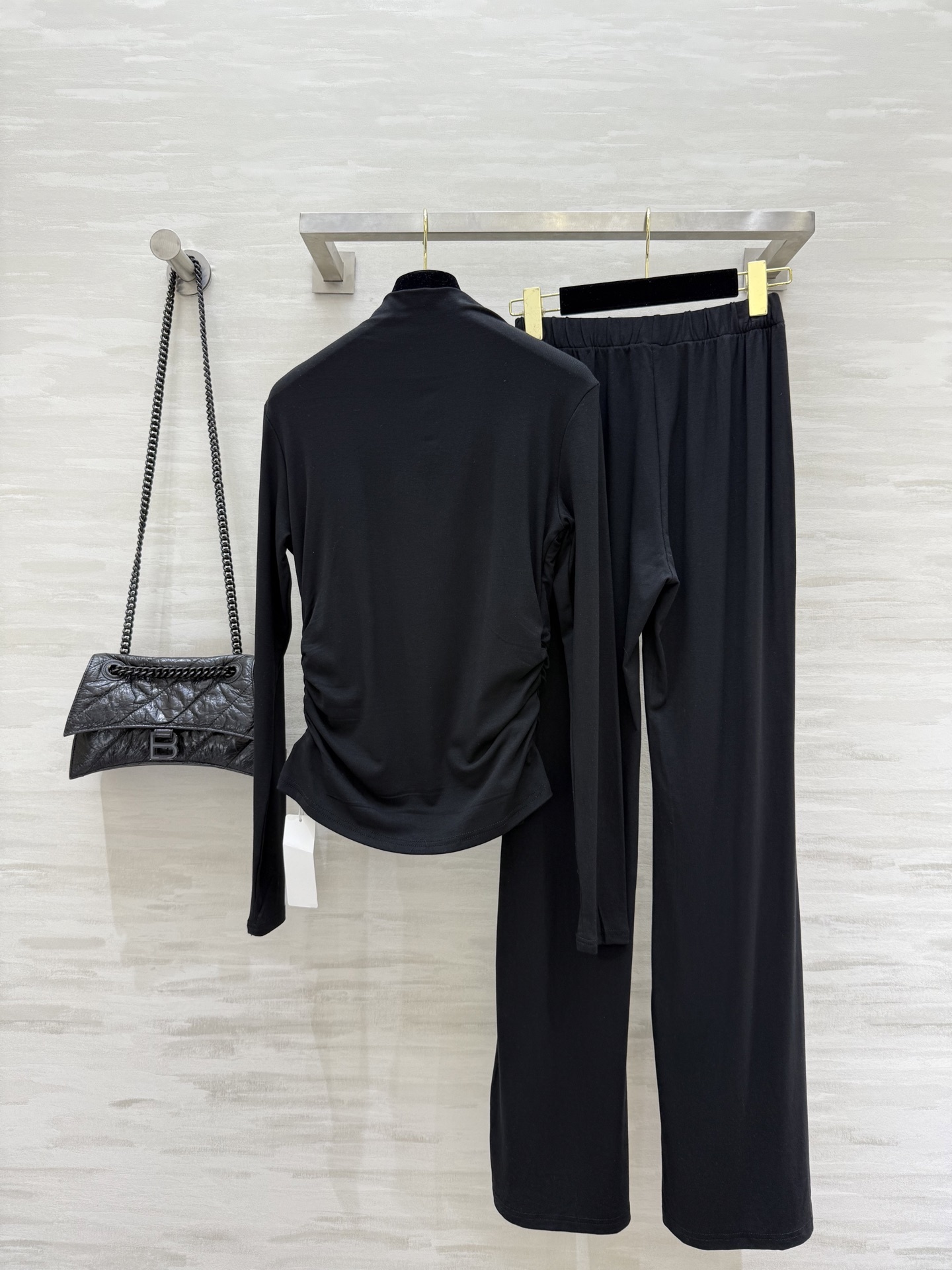 alo²⁵黑白撞色休闲套装 非常显白不挑人喔  一套实物好看惨了 上身自然显瘦!现货首发size:S/M