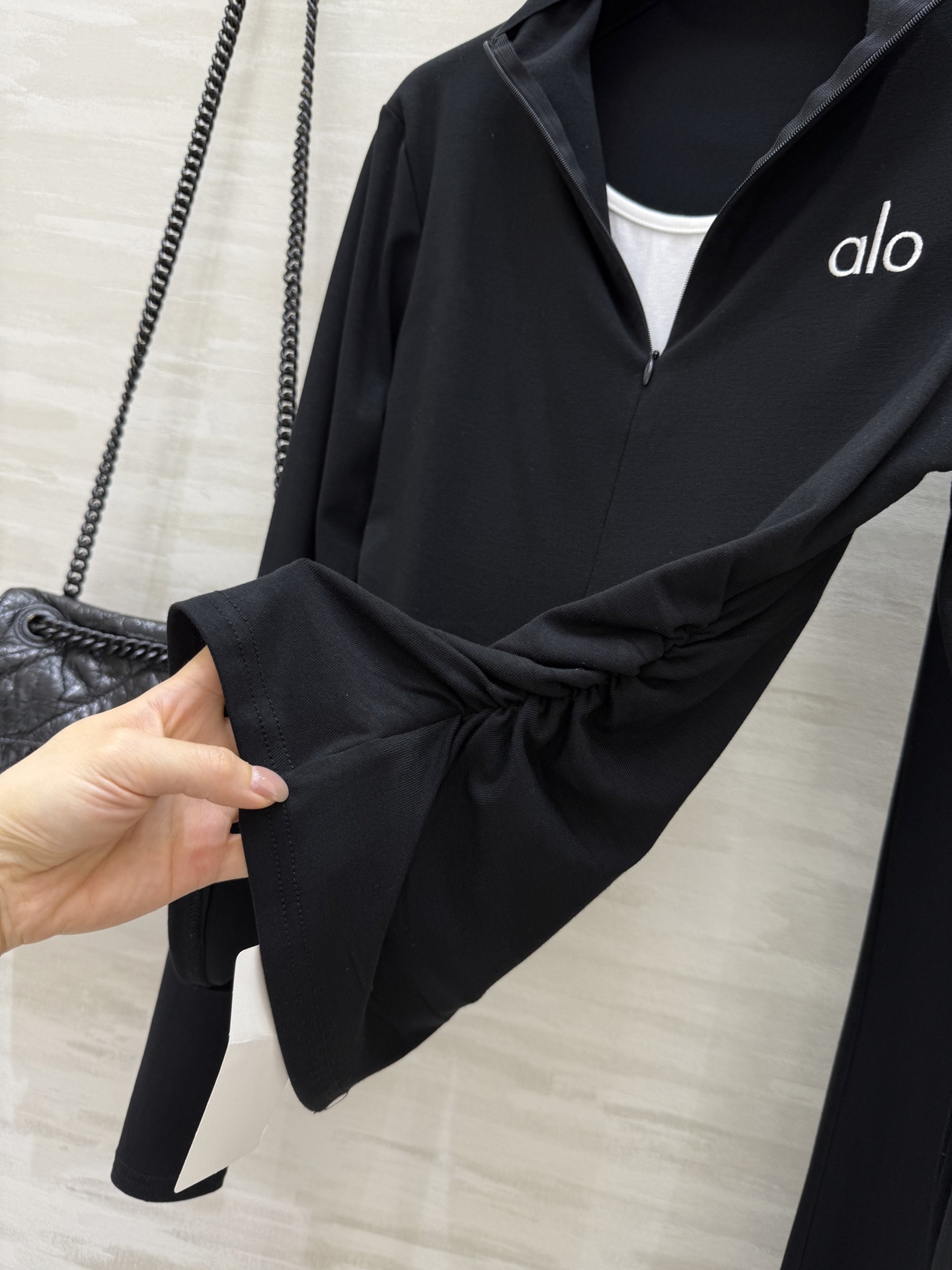 alo²⁵黑白撞色休闲套装 非常显白不挑人喔  一套实物好看惨了 上身自然显瘦!现货首发size:S/M