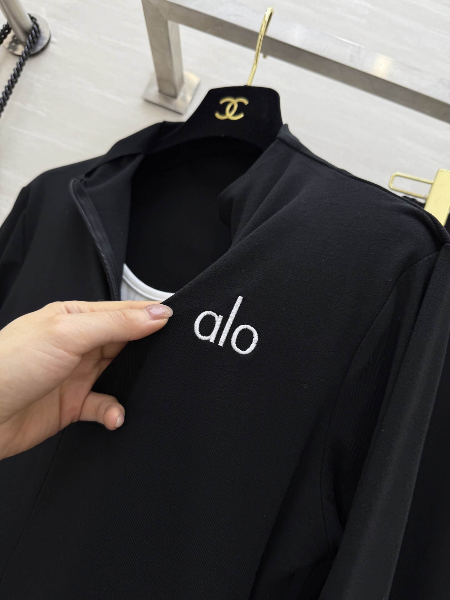 alo²⁵黑白撞色休闲套装 非常显白不挑人喔  一套实物好看惨了 上身自然显瘦!现货首发size:S/M