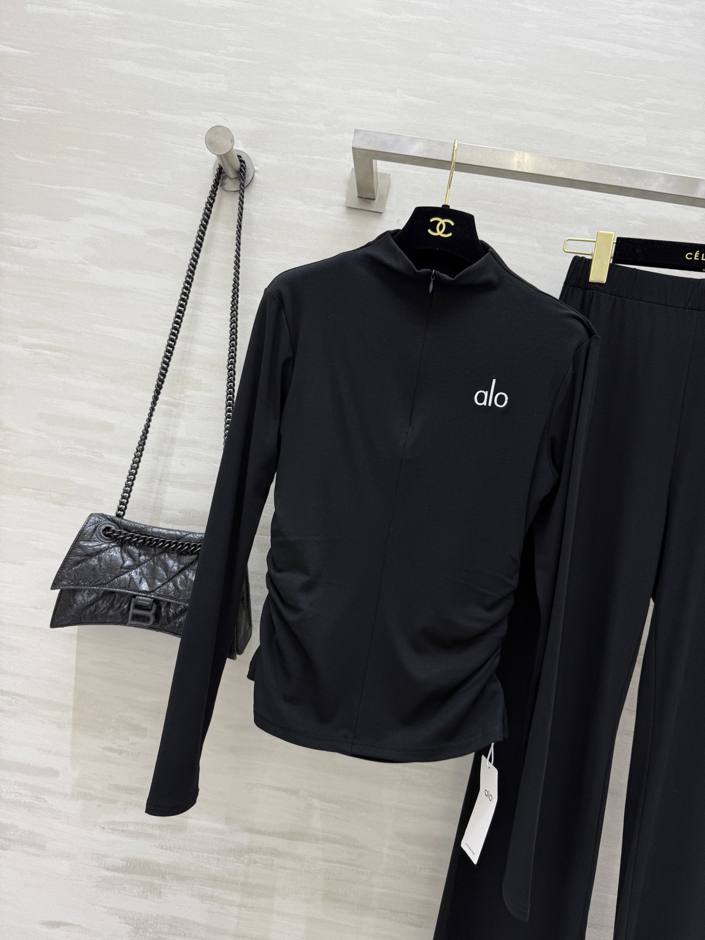 alo²⁵黑白撞色休闲套装 非常显白不挑人喔  一套实物好看惨了 上身自然显瘦!现货首发size:S/M