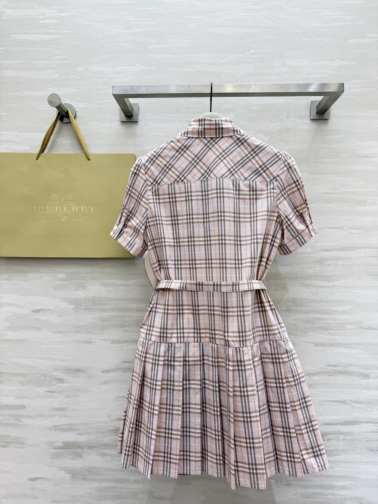 #Burberr♡²⁵新款 经典格纹连衣裙 定织棉材质 抗皱性很好 下摆百褶设计 非常减龄显瘦气质 搭配