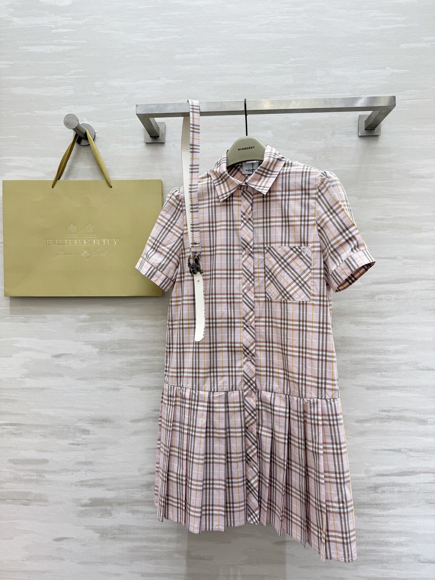 #Burberr♡²⁵新款 经典格纹连衣裙 定织棉材质 抗皱性很好 下摆百褶设计 非常减龄显瘦气质 搭配