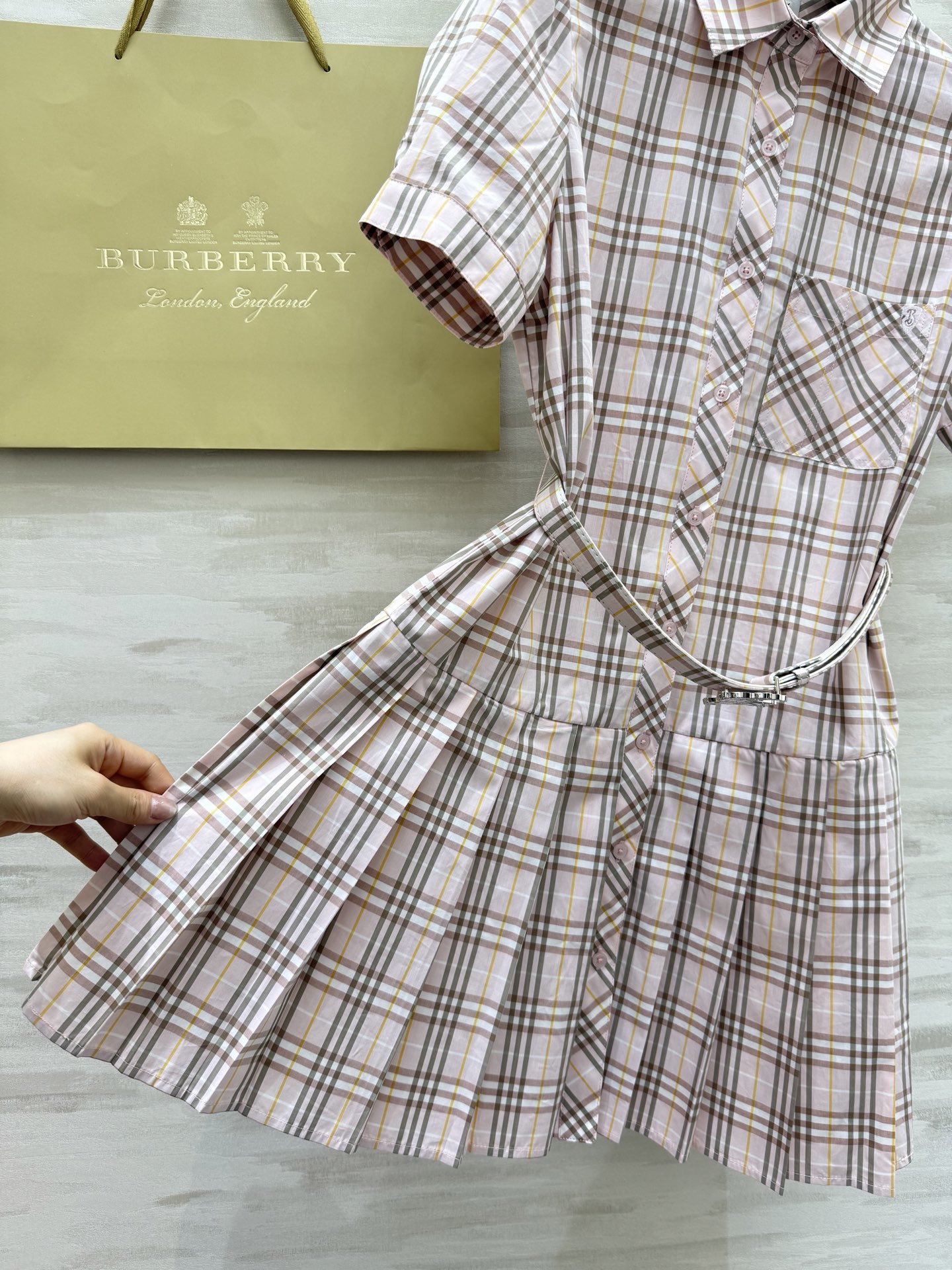 #Burberr♡²⁵新款 经典格纹连衣裙 定织棉材质 抗皱性很好 下摆百褶设计 非常减龄显瘦气质 搭配