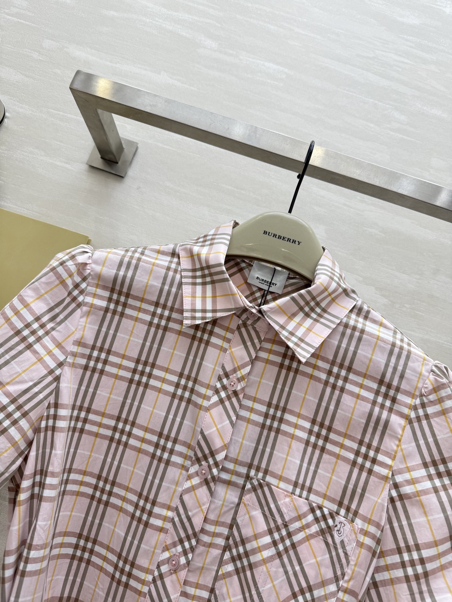 #Burberr♡²⁵新款 经典格纹连衣裙 定织棉材质 抗皱性很好 下摆百褶设计 非常减龄显瘦气质 搭配