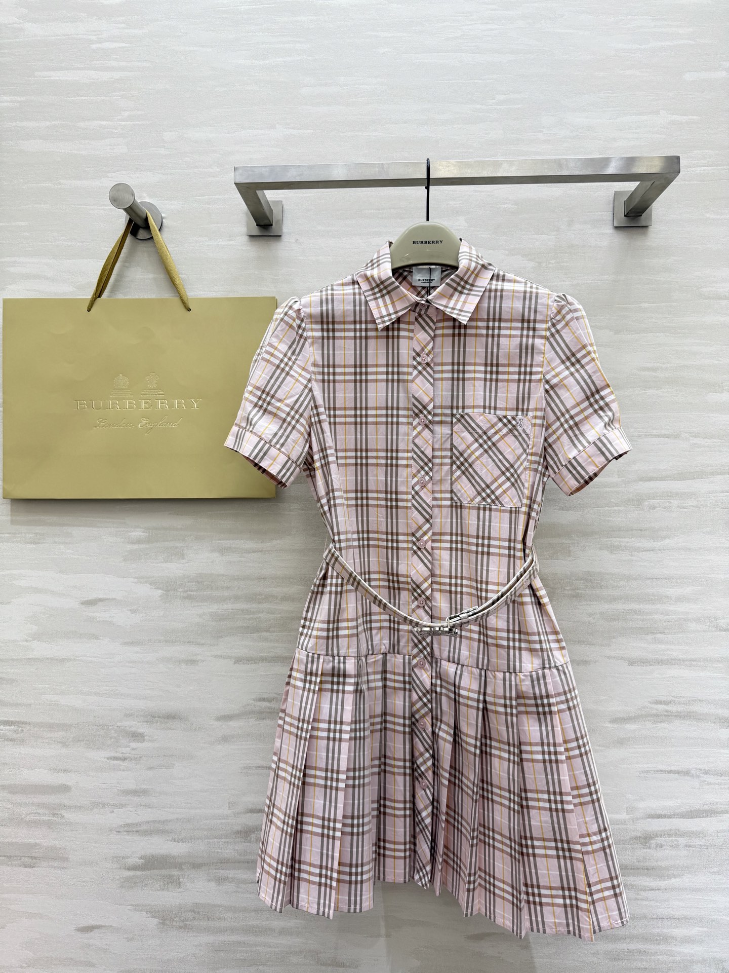 #Burberr♡²⁵新款 经典格纹连衣裙 定织棉材质 抗皱性很好 下摆百褶设计 非常减龄显瘦气质 搭配