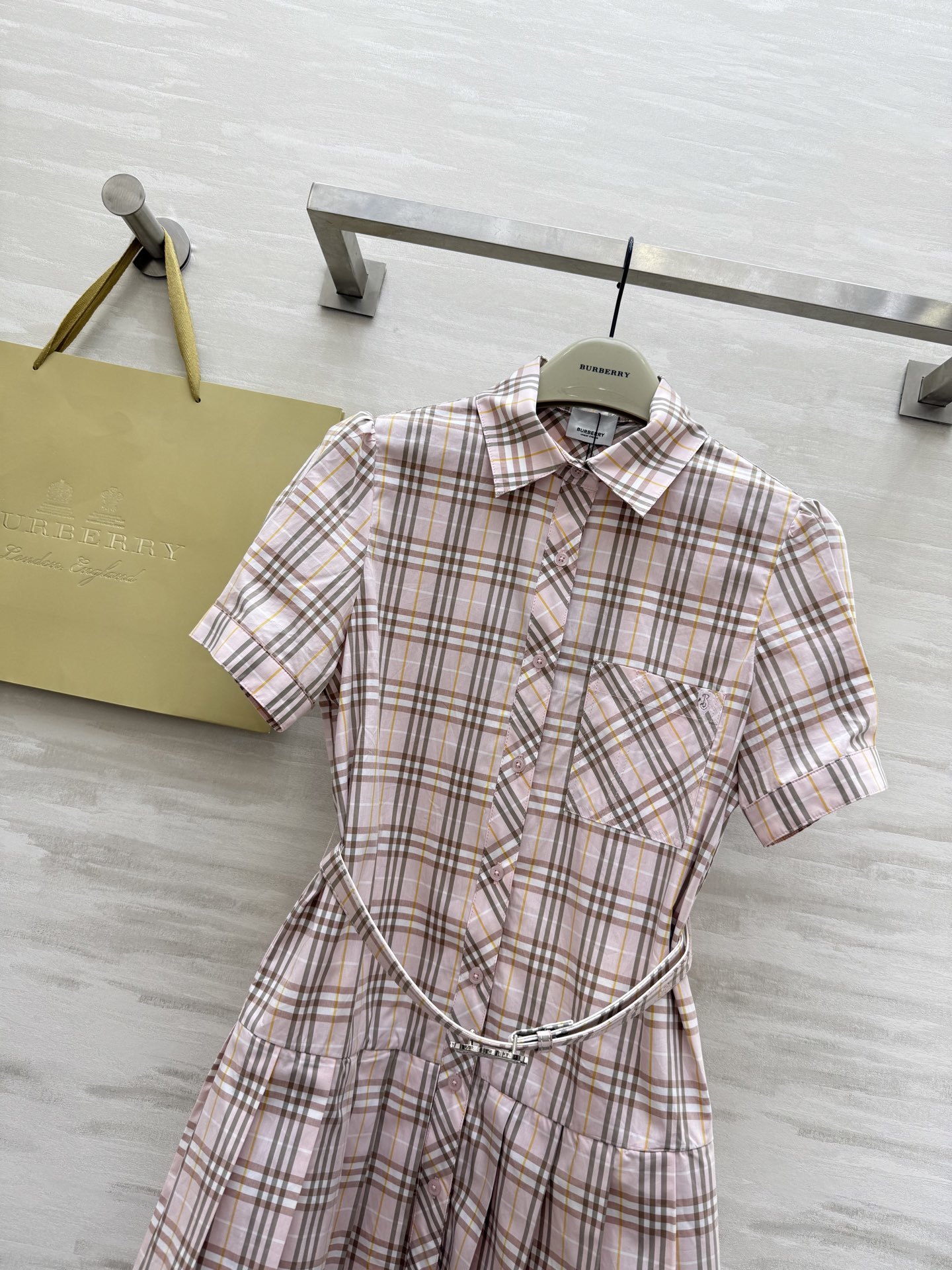 #Burberr♡²⁵新款 经典格纹连衣裙 定织棉材质 抗皱性很好 下摆百褶设计 非常减龄显瘦气质 搭配