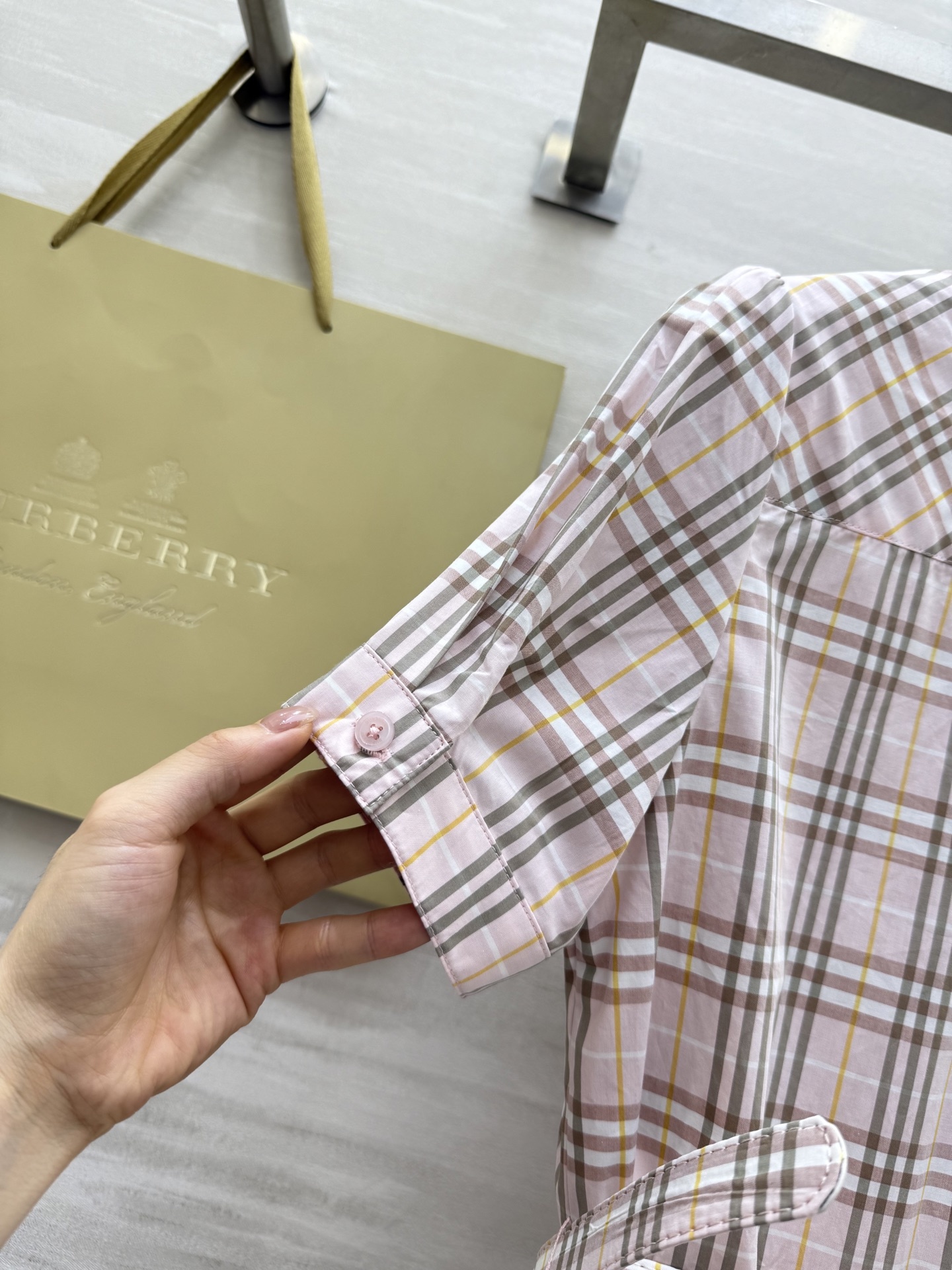 #Burberr♡²⁵新款 经典格纹连衣裙 定织棉材质 抗皱性很好 下摆百褶设计 非常减龄显瘦气质 搭配