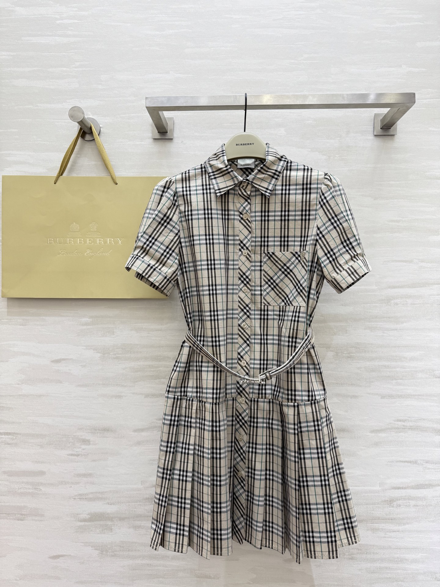 #Burberr♡²⁵新款 经典格纹连衣裙 定织棉材质 抗皱性很好 下摆百褶设计 非常减龄显瘦气质 搭配