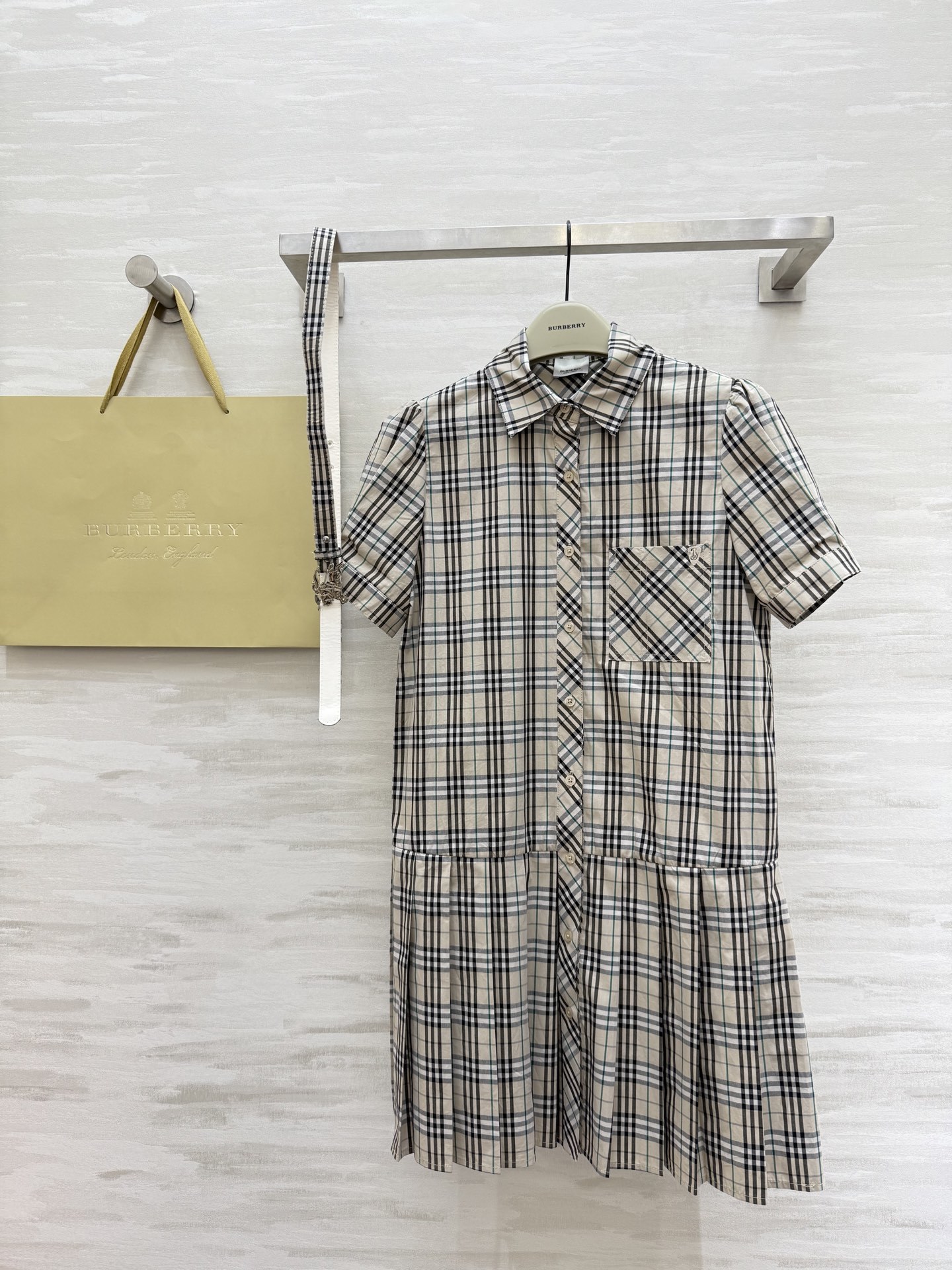 #Burberr♡²⁵新款 经典格纹连衣裙 定织棉材质 抗皱性很好 下摆百褶设计 非常减龄显瘦气质 搭配