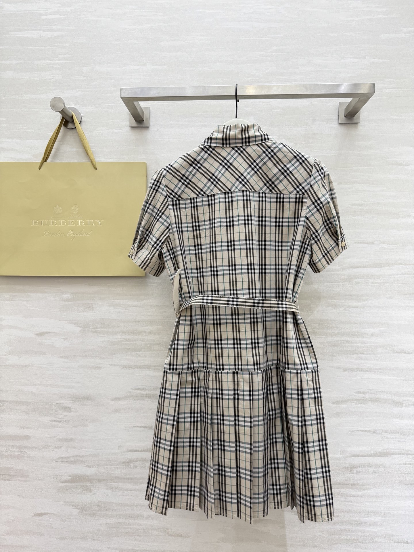 #Burberr♡²⁵新款 经典格纹连衣裙 定织棉材质 抗皱性很好 下摆百褶设计 非常减龄显瘦气质 搭配