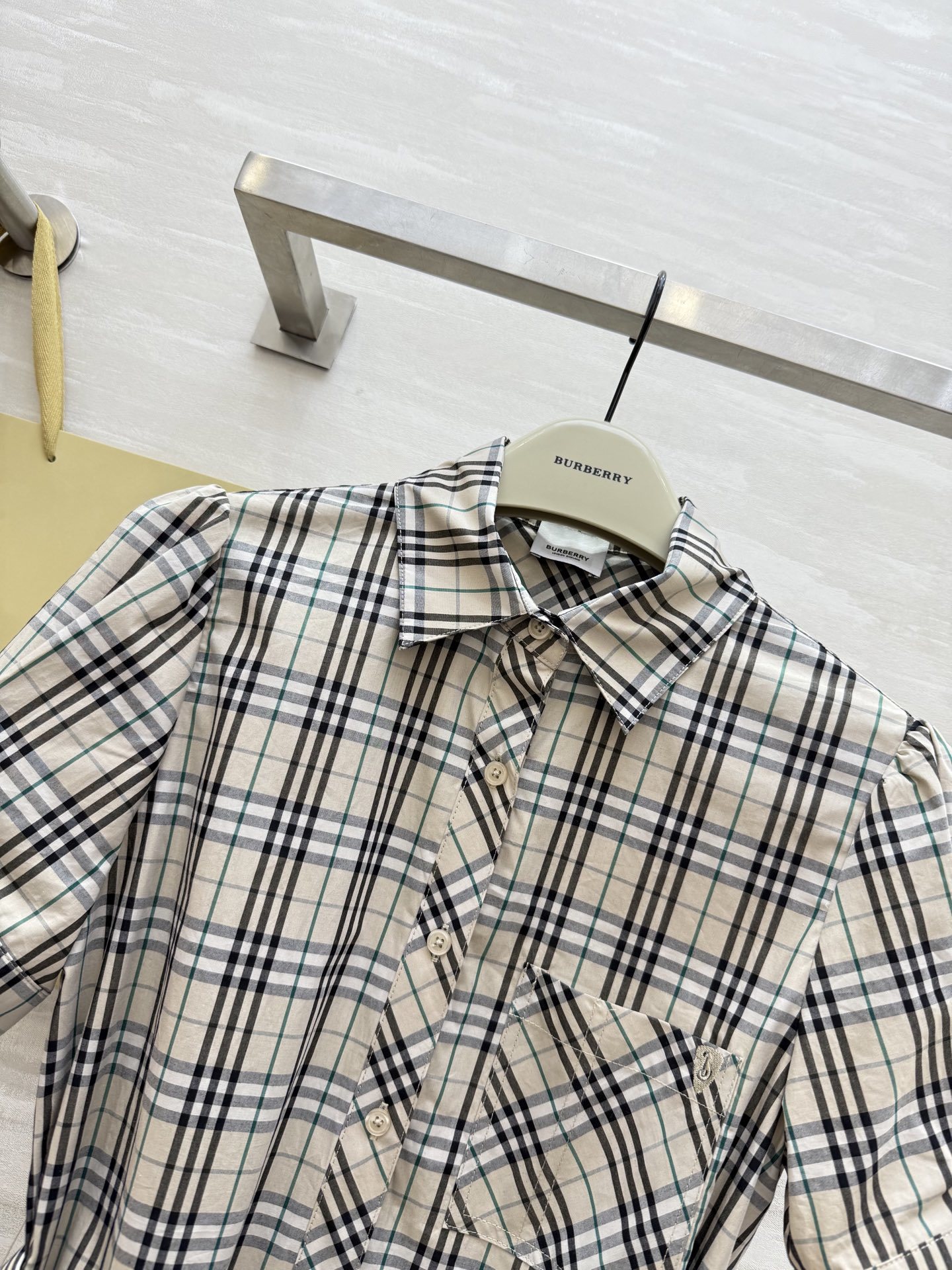 #Burberr♡²⁵新款 经典格纹连衣裙 定织棉材质 抗皱性很好 下摆百褶设计 非常减龄显瘦气质 搭配