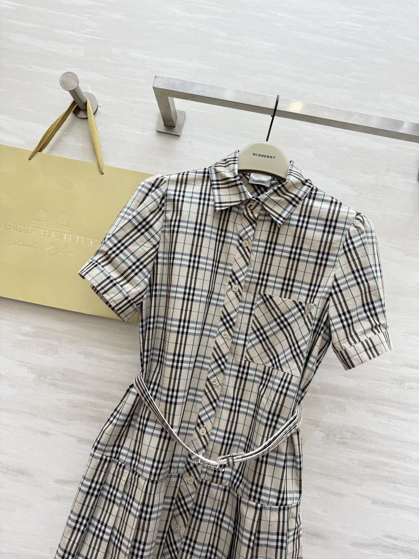#Burberr♡²⁵新款 经典格纹连衣裙 定织棉材质 抗皱性很好 下摆百褶设计 非常减龄显瘦气质 搭配
