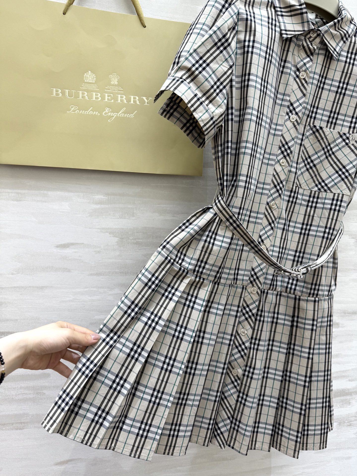 #Burberr♡²⁵新款 经典格纹连衣裙 定织棉材质 抗皱性很好 下摆百褶设计 非常减龄显瘦气质 搭配