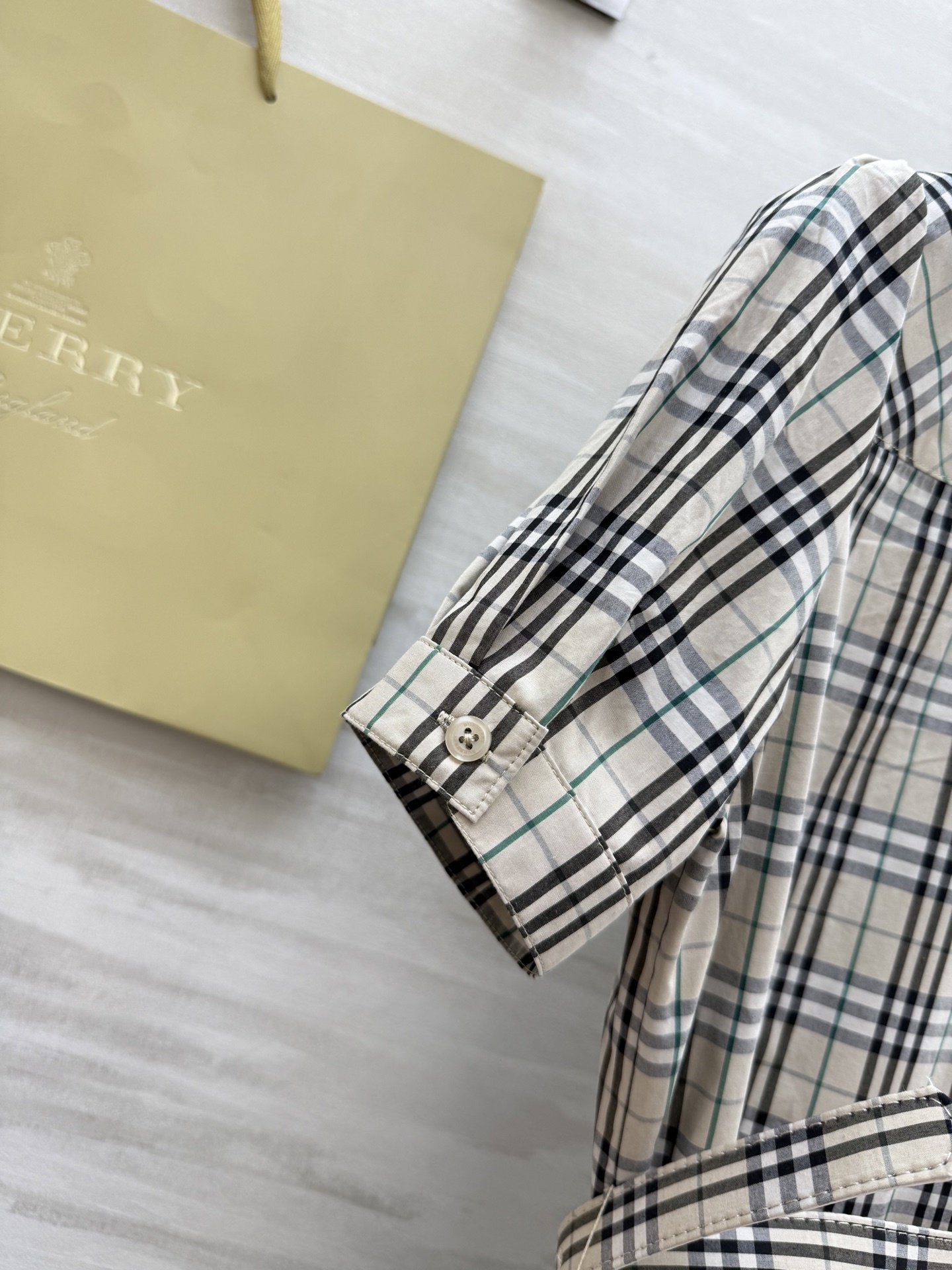 #Burberr♡²⁵新款 经典格纹连衣裙 定织棉材质 抗皱性很好 下摆百褶设计 非常减龄显瘦气质 搭配