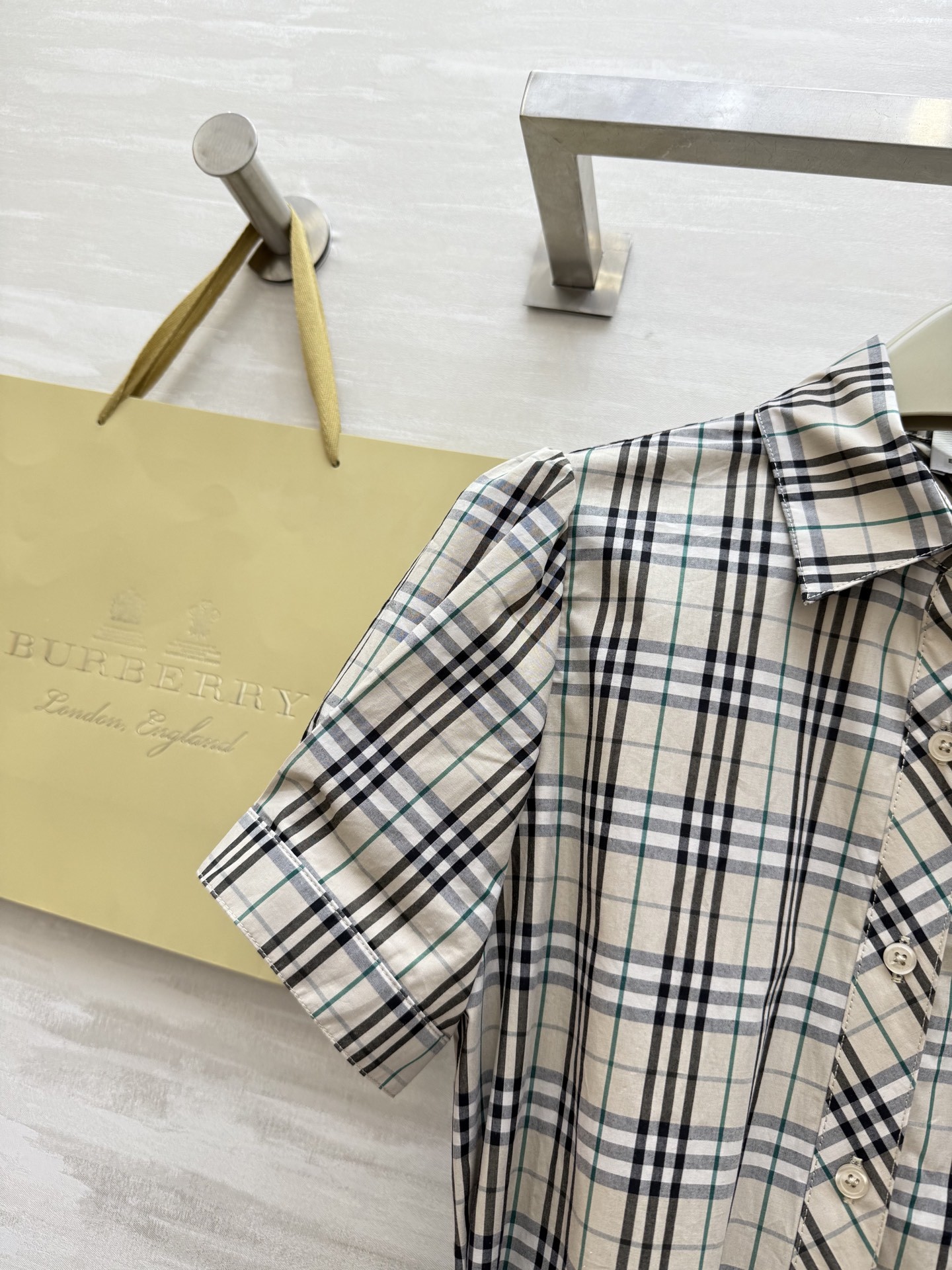 #Burberr♡²⁵新款 经典格纹连衣裙 定织棉材质 抗皱性很好 下摆百褶设计 非常减龄显瘦气质 搭配