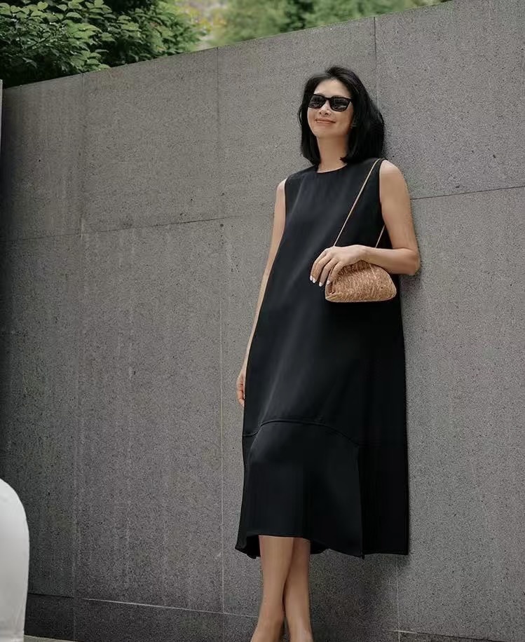 #Celin♡²⁵新款 30姆米重磅真丝连衣裙 定制面料手感分量都很足 侧面开衩 拉长身高比例 裙型小A