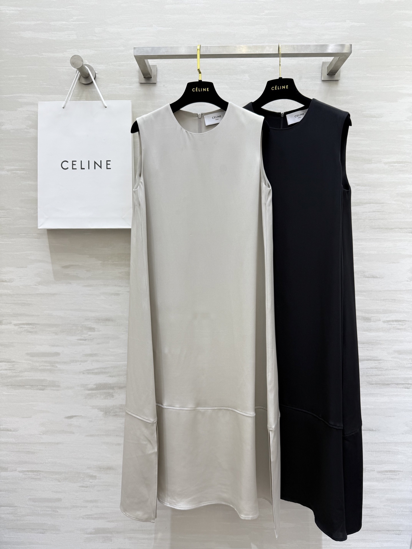 #Celin♡²⁵新款 30姆米重磅真丝连衣裙 定制面料手感分量都很足 侧面开衩 拉长身高比例 裙型小A