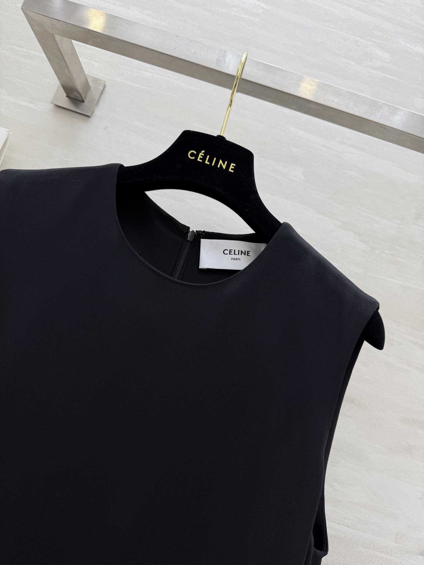 #Celin♡²⁵新款 30姆米重磅真丝连衣裙 定制面料手感分量都很足 侧面开衩 拉长身高比例 裙型小A