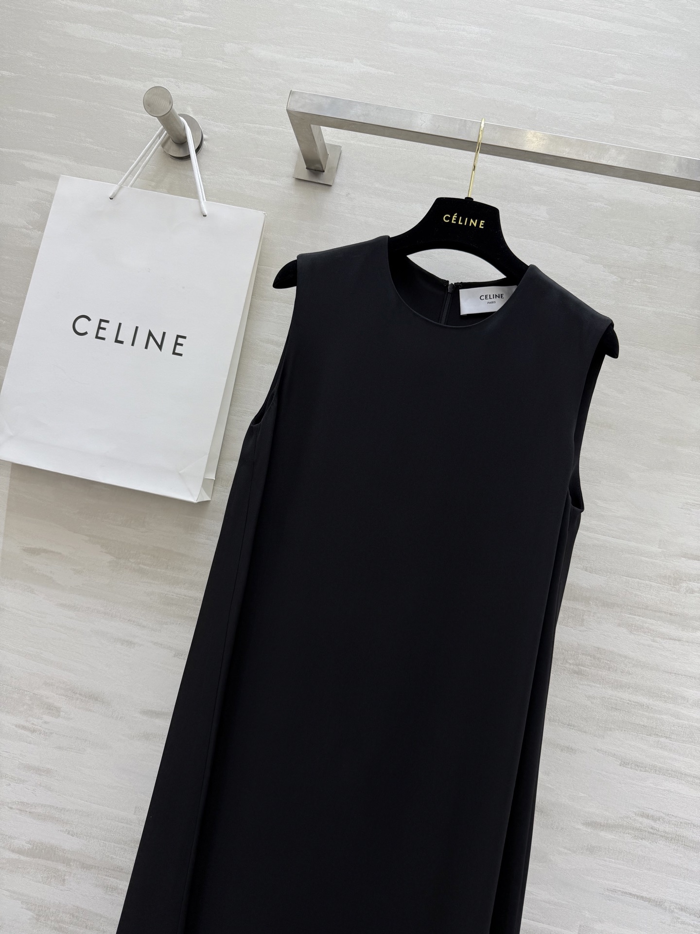 #Celin♡²⁵新款 30姆米重磅真丝连衣裙 定制面料手感分量都很足 侧面开衩 拉长身高比例 裙型小A