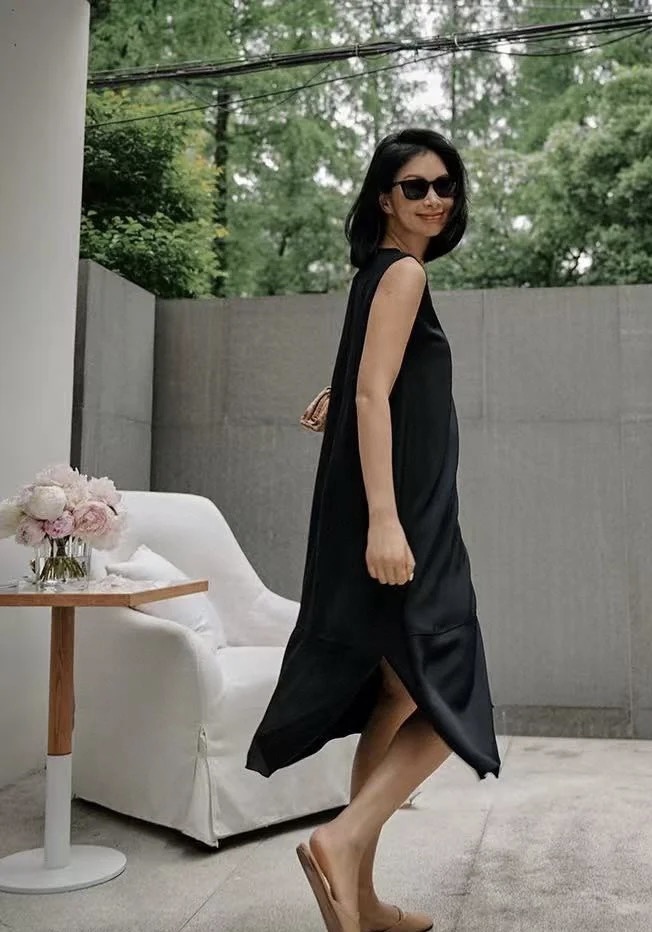 #Celin♡²⁵新款 30姆米重磅真丝连衣裙 定制面料手感分量都很足 侧面开衩 拉长身高比例 裙型小A