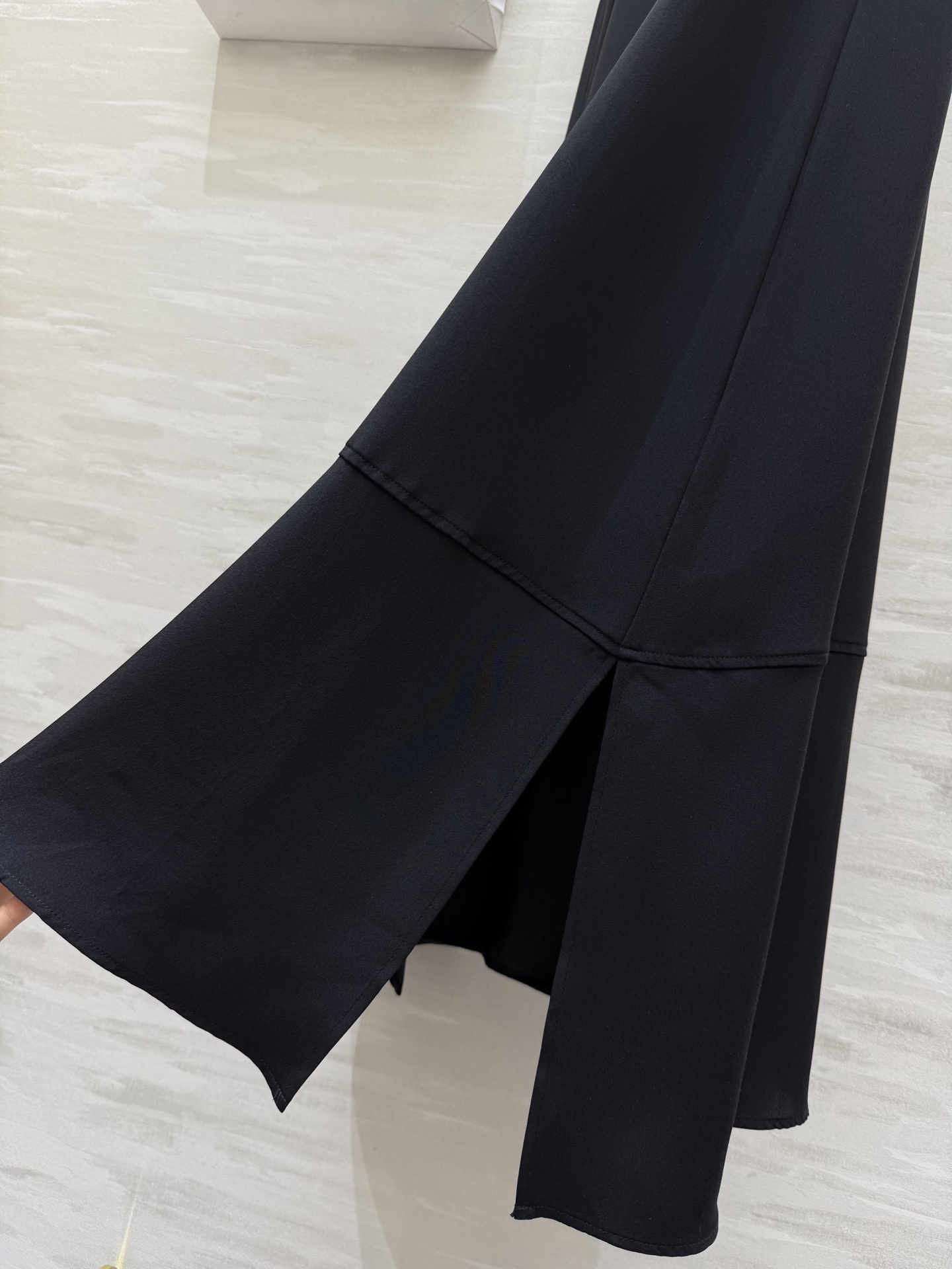 #Celin♡²⁵新款 30姆米重磅真丝连衣裙 定制面料手感分量都很足 侧面开衩 拉长身高比例 裙型小A