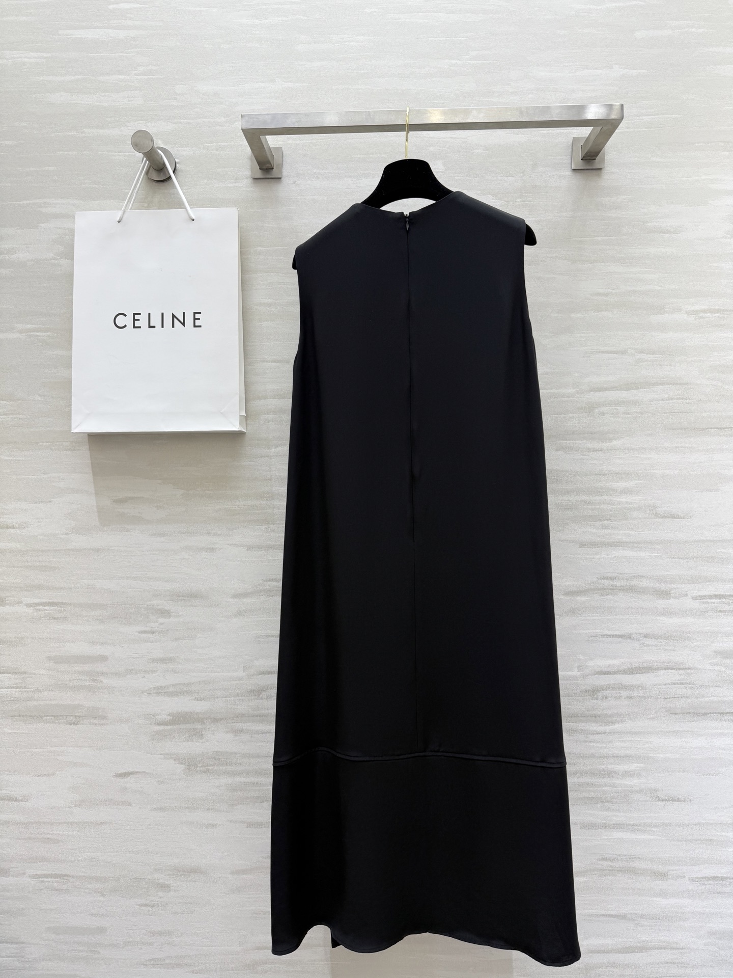 #Celin♡²⁵新款 30姆米重磅真丝连衣裙 定制面料手感分量都很足 侧面开衩 拉长身高比例 裙型小A