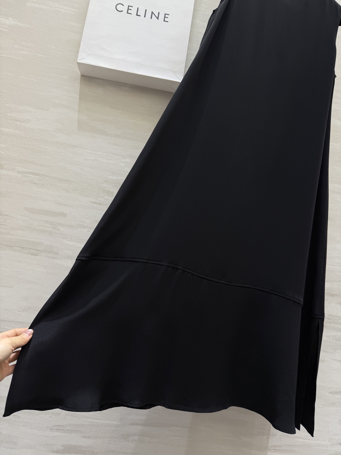 #Celin♡²⁵新款 30姆米重磅真丝连衣裙 定制面料手感分量都很足 侧面开衩 拉长身高比例 裙型小A