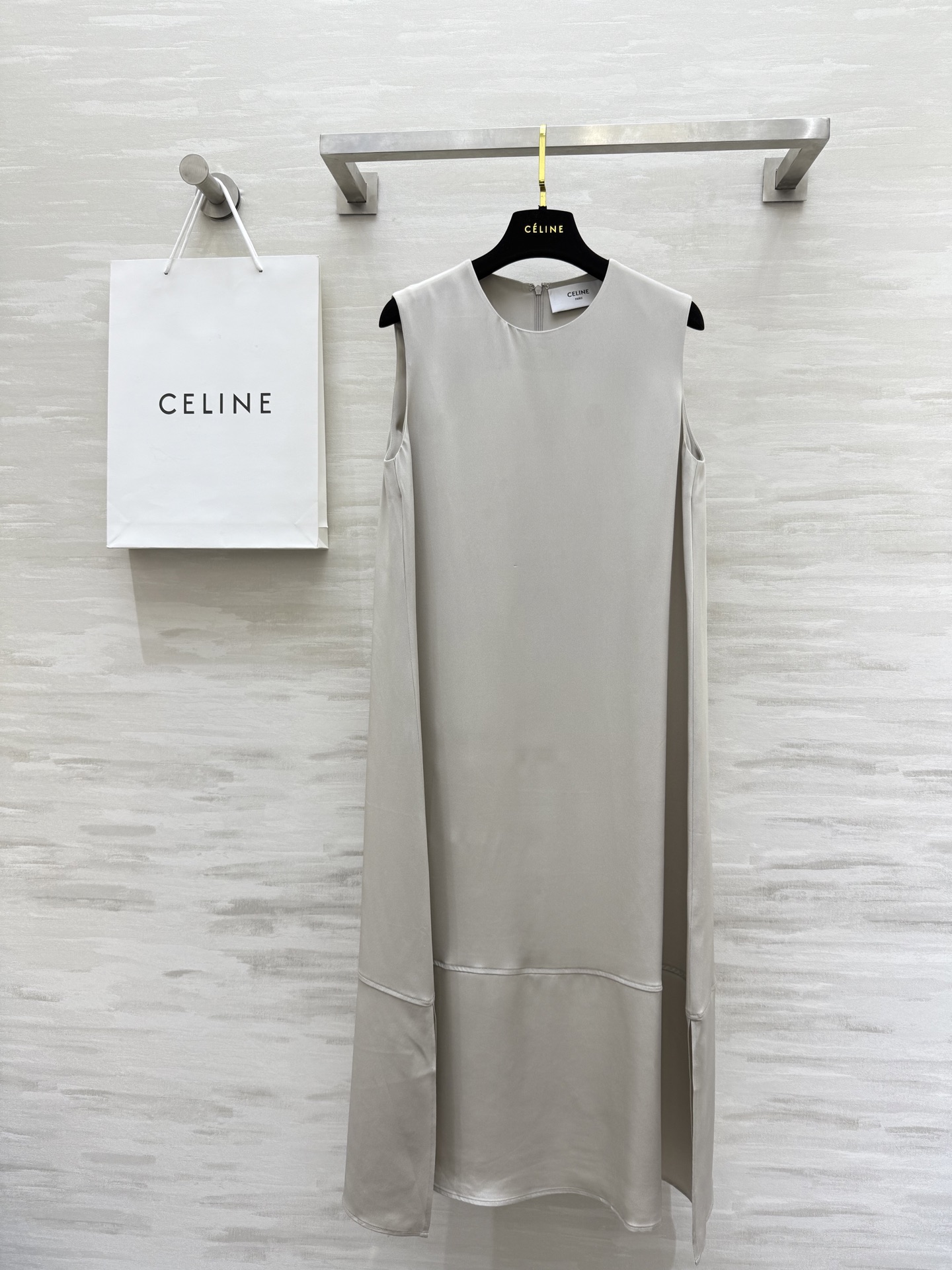 NO:437416,#Celin new 30mm heavy silk dress Custom fabric feels and is very heavy, side slit, lengthen height proportion, skirt shape, small A-line style, walks very casually and elegantly, sleeveless design can be matched with a variety of styles, knitted cardigans, jackets, suits are all suitable, perfect for three seasons, high-quality customization, spot first-time size36/38/40/42 (38 size bust 92, skirt length 116),,celine, skirts, jackets & coats, business suit, real silk, alexander wang19860909#Celin新款 30姆米重磅真丝连衣裙 定制面料手感分量都很足 侧面开衩 拉长身高比例 裙型小A字版型 上身走起路来非常潇洒飘逸 无袖设计可以搭配多种款式 针织开衫 外套 西装都很合适 完美可以穿三个季节 高品质定制 现货首发size36/38/40/42（38码胸围92,裙长116）,,celine,skirts,jackets & coats,business suit,real silk,alexander wang,Women's clothing