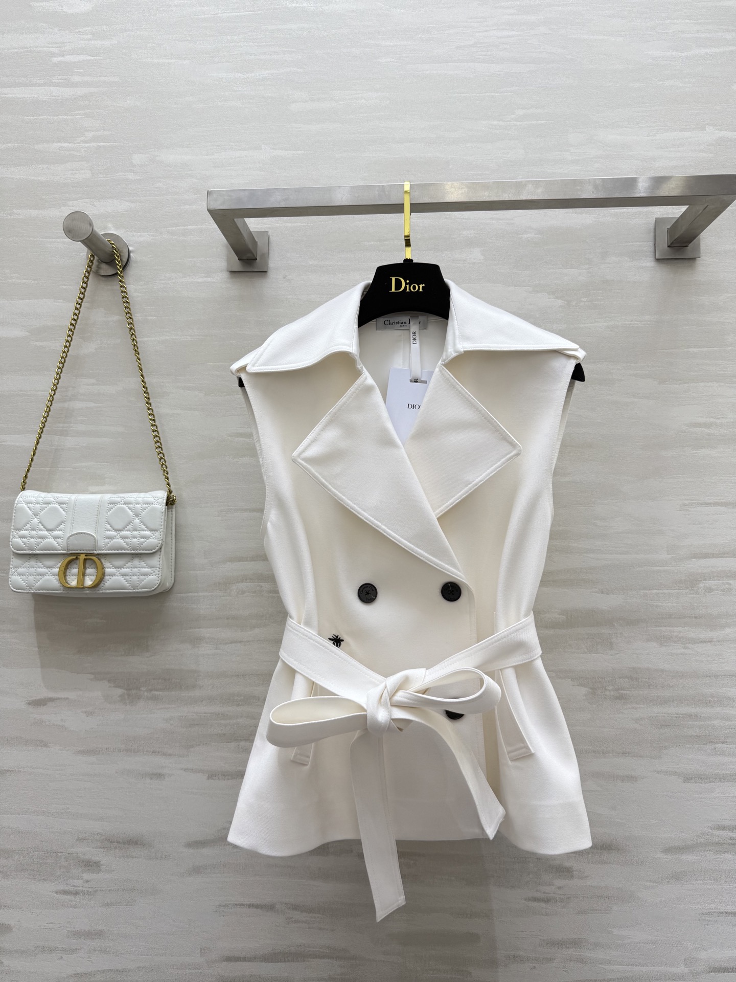 #DIO♡²⁵新款 刺绣蜜蜂🐝翻领马甲 经典双排扣设计 整个剪裁很棒 轻松穿出直角肩 收腰利落剪裁 搭配