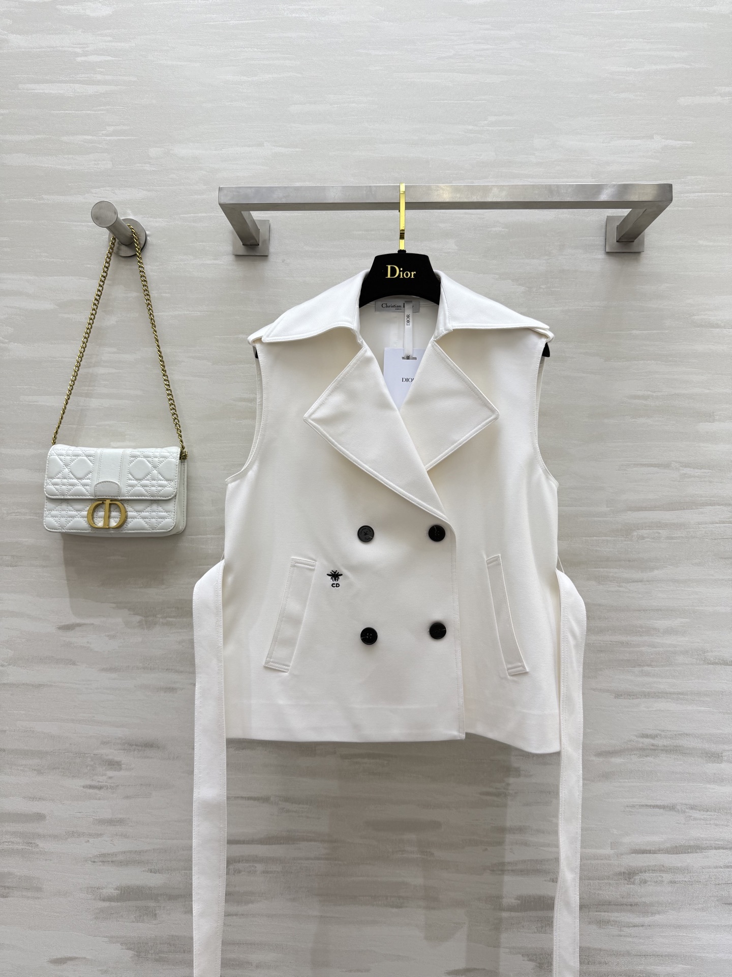 #DIO♡²⁵新款 刺绣蜜蜂🐝翻领马甲 经典双排扣设计 整个剪裁很棒 轻松穿出直角肩 收腰利落剪裁 搭配