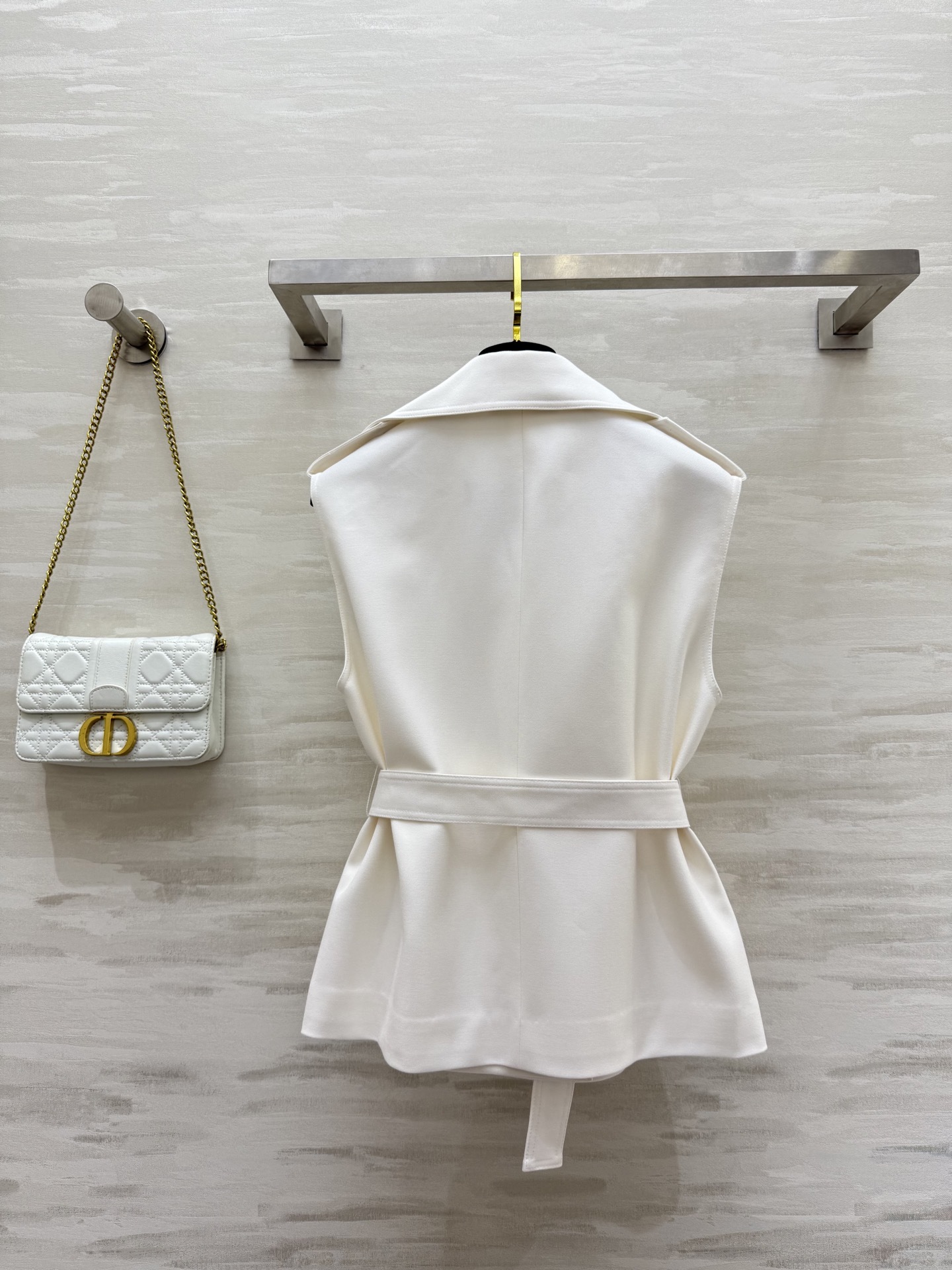 #DIO♡²⁵新款 刺绣蜜蜂🐝翻领马甲 经典双排扣设计 整个剪裁很棒 轻松穿出直角肩 收腰利落剪裁 搭配