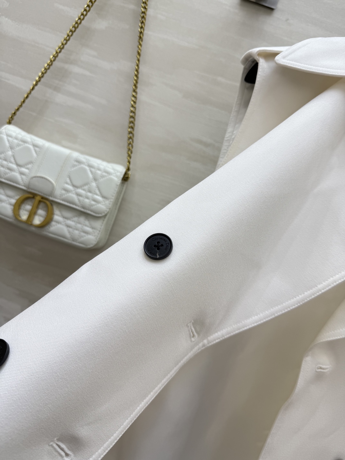 #DIO♡²⁵新款 刺绣蜜蜂🐝翻领马甲 经典双排扣设计 整个剪裁很棒 轻松穿出直角肩 收腰利落剪裁 搭配